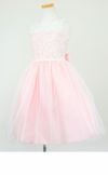 ピアノ発表会や結婚式にぴったりのピンクカラーの女の子用キッズドレス。シンプルで美しいシルエットが魅力のAngel's Closetの子供ドレス レンタル商品（【レンタル】エレガント刺繍メッシュ＆パールトリム子供ドレス(SK740)ペールピンク）｜画像4