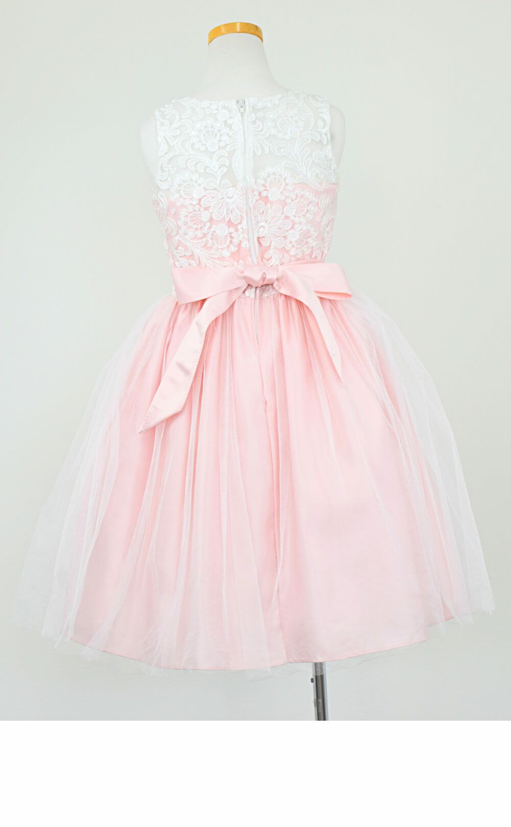 ピアノ発表会や結婚式にぴったりのピンクカラーの女の子用キッズドレス。シンプルで美しいシルエットが魅力のAngel's Closetの子供ドレス レンタル商品（【レンタル】エレガント刺繍メッシュ＆パールトリム子供ドレス(SK740)ペールピンク）｜画像5