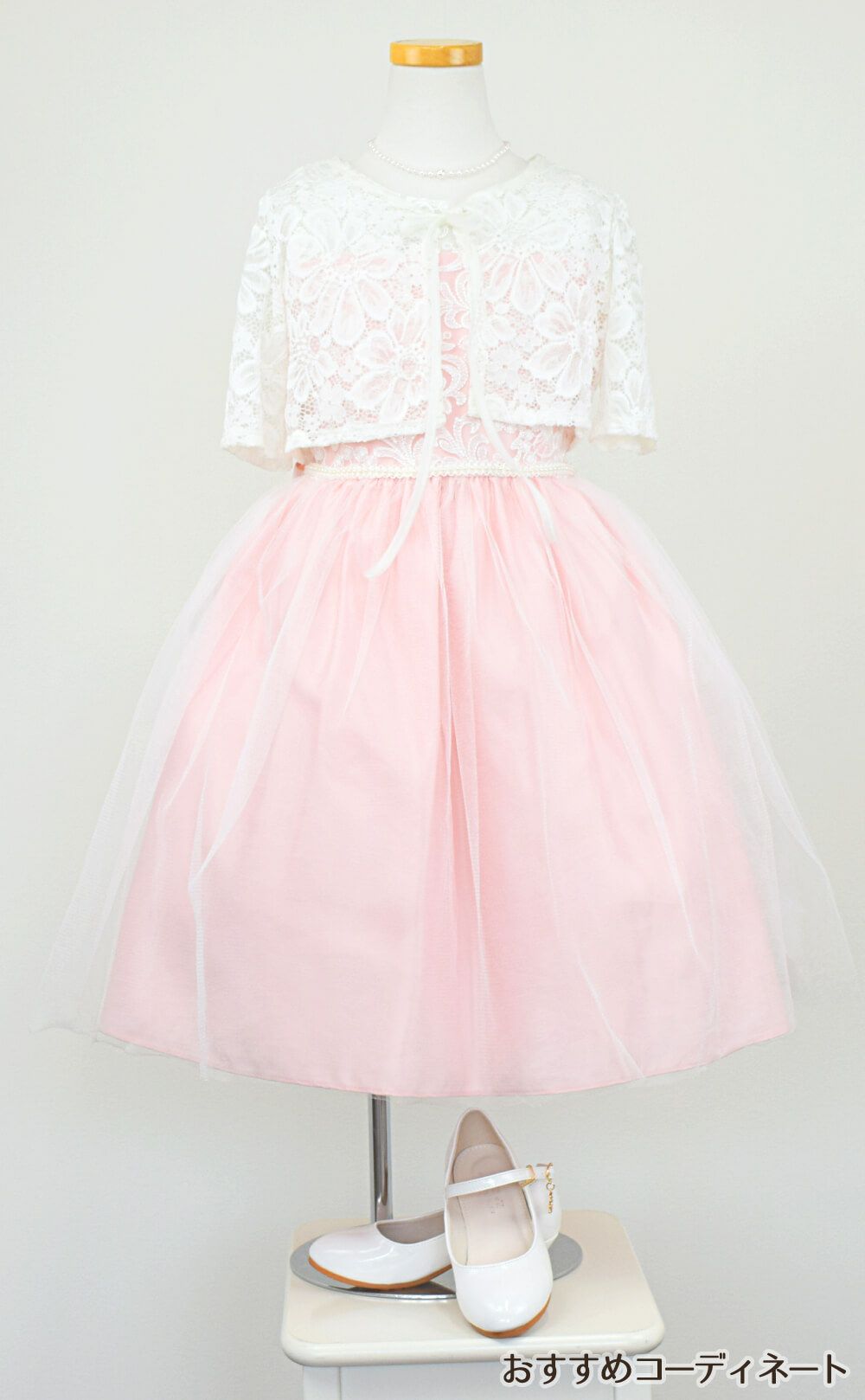 ピアノ発表会や結婚式にぴったりのピンクカラーの女の子用キッズドレス。シンプルで美しいシルエットが魅力のAngel's Closetの子供ドレス レンタル商品（【レンタル】エレガント刺繍メッシュ＆パールトリム子供ドレス(SK740)ペールピンク）｜画像10