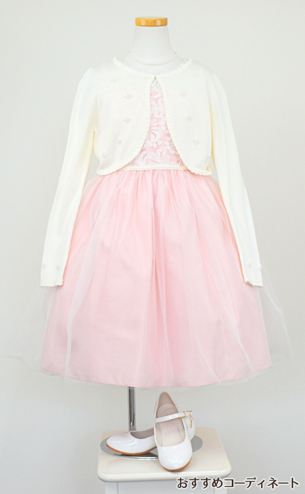 ピアノ発表会や結婚式にぴったりのピンクカラーの女の子用キッズドレス。シンプルで美しいシルエットが魅力のAngel's Closetの子供ドレス レンタル商品（【レンタル】エレガント刺繍メッシュ＆パールトリム子供ドレス(SK740)ペールピンク）｜画像11