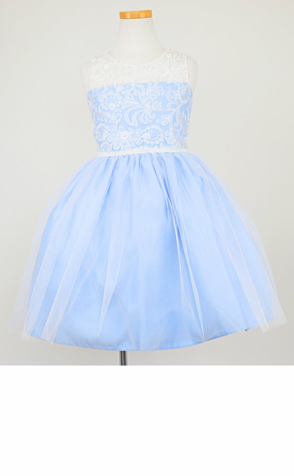 ピアノ発表会や結婚式にぴったりのブルーカラーの女の子用キッズドレス。シンプルで美しいシルエットが魅力のAngel's Closetの子供ドレス レンタル商品（【レンタル】エレガント刺繍メッシュ＆パールトリム子供ドレス(SK740)ブルー）｜画像3