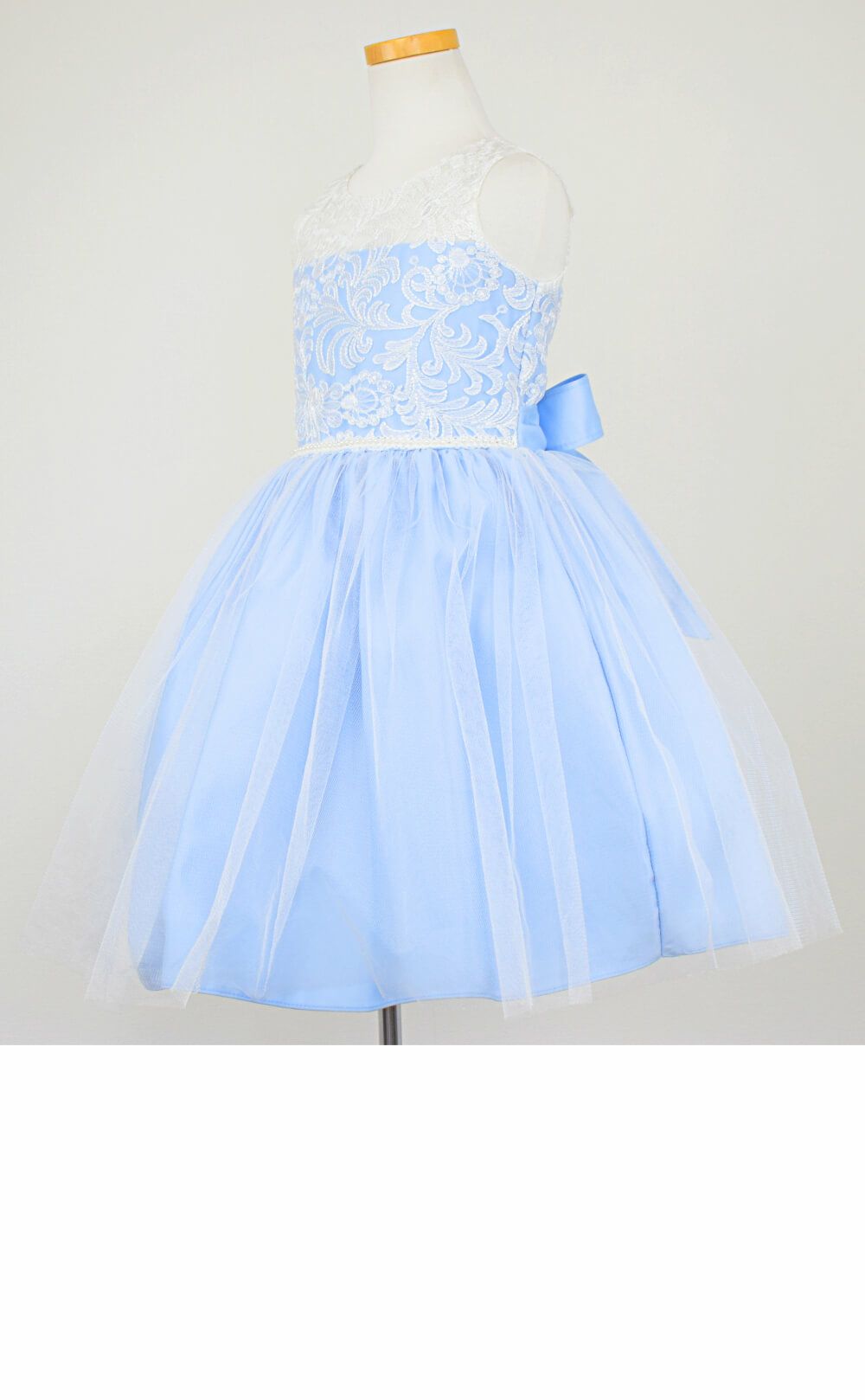 ピアノ発表会や結婚式にぴったりのブルーカラーの女の子用キッズドレス。シンプルで美しいシルエットが魅力のAngel's Closetの子供ドレス レンタル商品（【レンタル】エレガント刺繍メッシュ＆パールトリム子供ドレス(SK740)ブルー）｜画像4