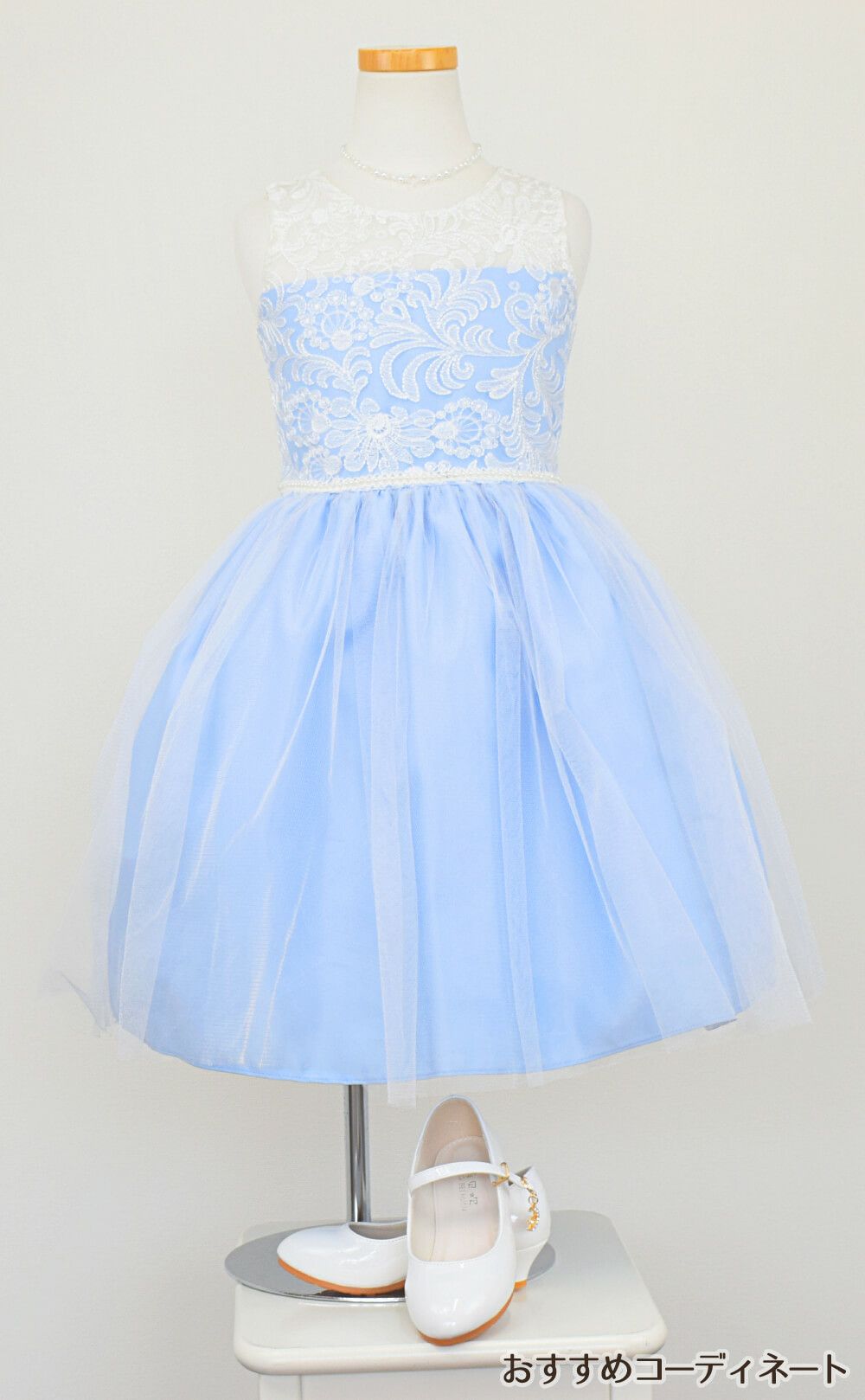 ピアノ発表会や結婚式にぴったりのブルーカラーの女の子用キッズドレス。シンプルで美しいシルエットが魅力のAngel's Closetの子供ドレス レンタル商品（【レンタル】エレガント刺繍メッシュ＆パールトリム子供ドレス(SK740)ブルー）｜画像9