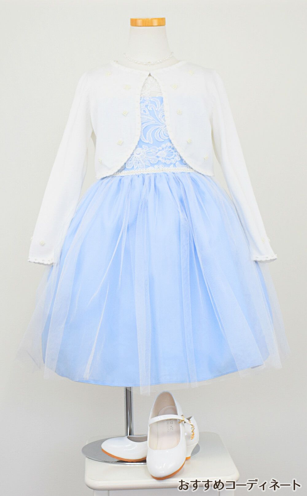 ピアノ発表会や結婚式にぴったりのブルーカラーの女の子用キッズドレス。シンプルで美しいシルエットが魅力のAngel's Closetの子供ドレス レンタル商品（【レンタル】エレガント刺繍メッシュ＆パールトリム子供ドレス(SK740)ブルー）｜画像11