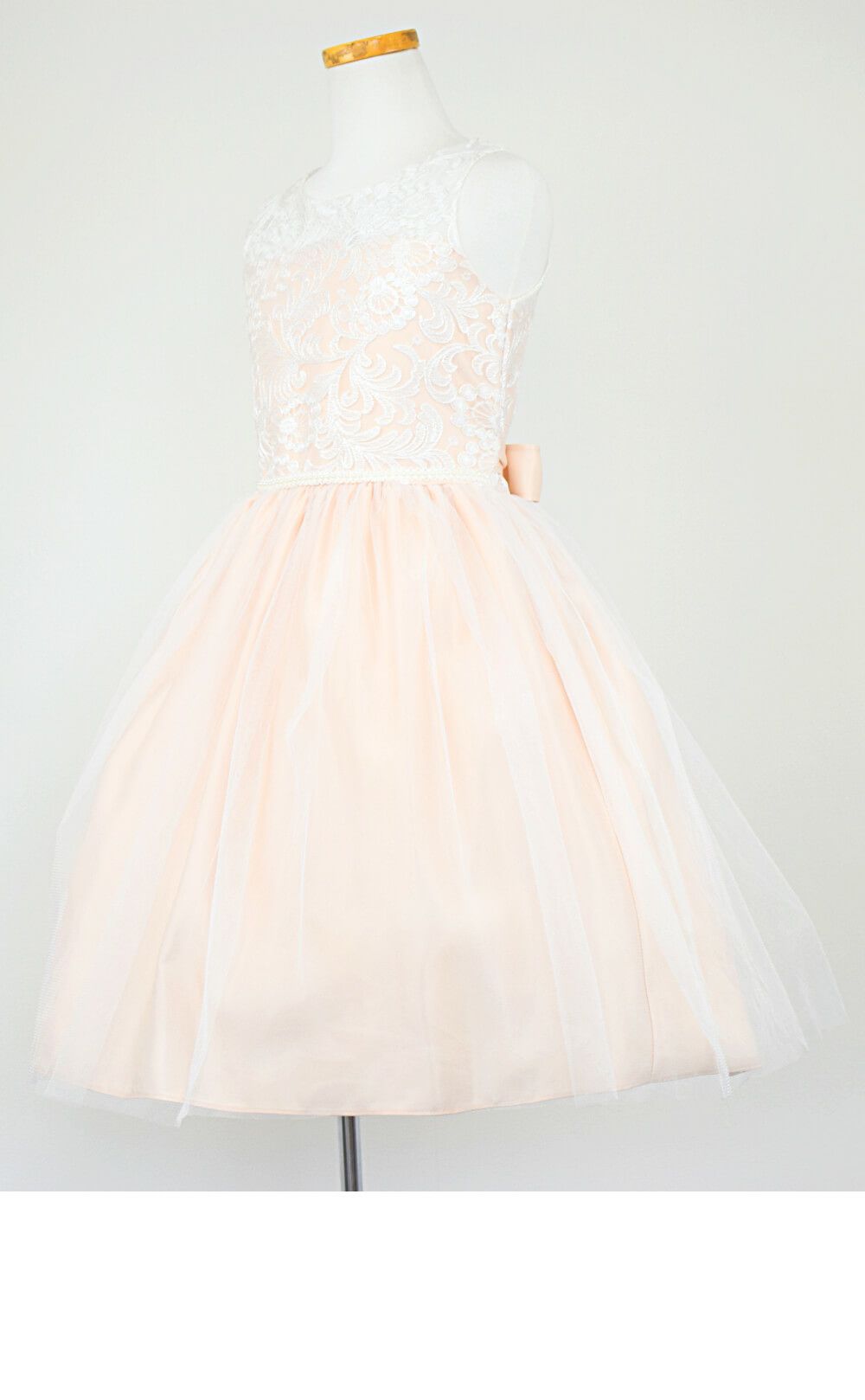 ピアノ発表会や結婚式にぴったりのカラーの女の子用キッズドレス。シンプルで美しいシルエットが魅力のAngel's Closetの子供ドレス レンタル商品（【レンタル】エレガント刺繍メッシュ＆パールトリム子供ドレス(SK740)シャンパン）｜画像4