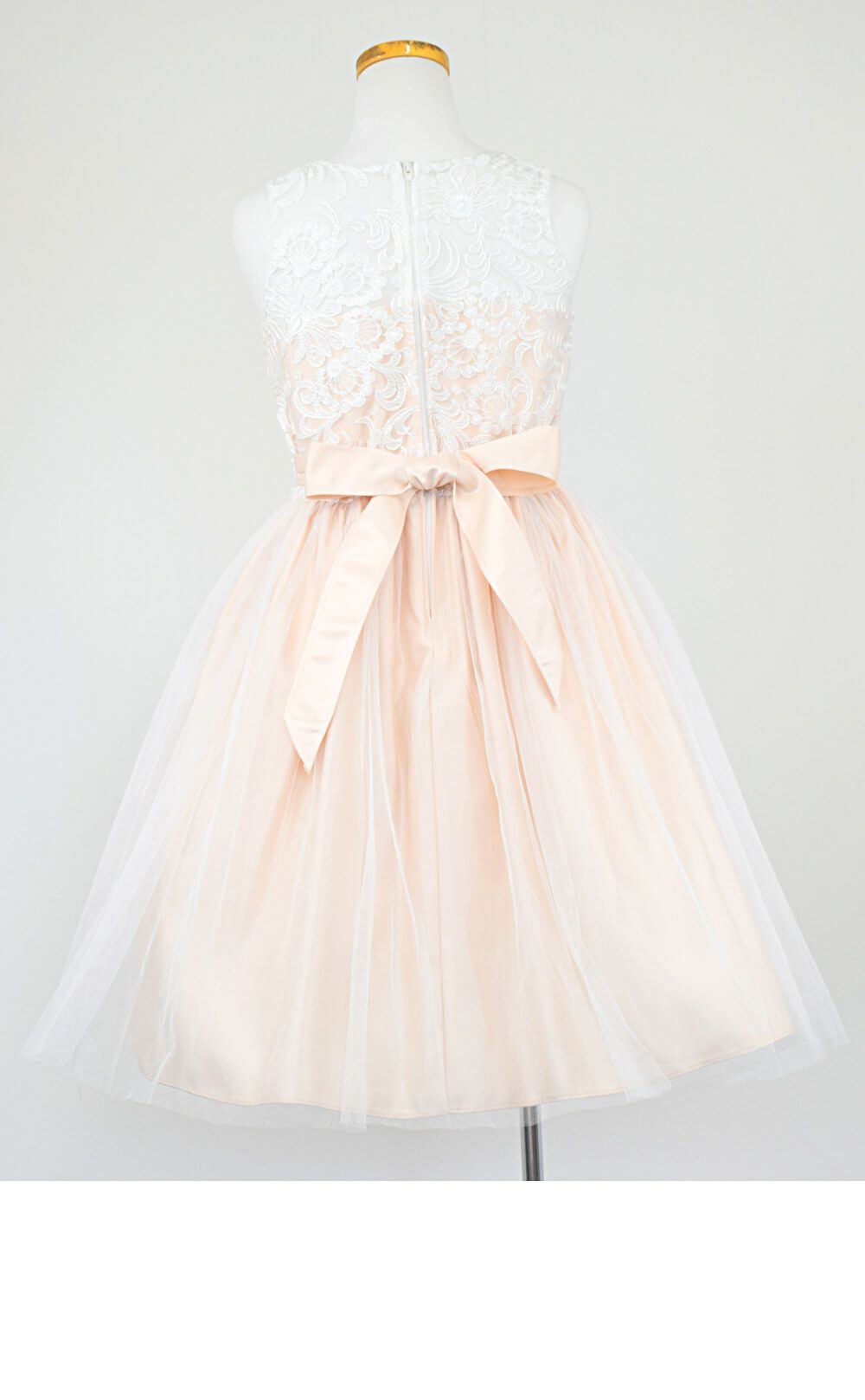 ピアノ発表会や結婚式にぴったりのカラーの女の子用キッズドレス。シンプルで美しいシルエットが魅力のAngel's Closetの子供ドレス レンタル商品（【レンタル】エレガント刺繍メッシュ＆パールトリム子供ドレス(SK740)シャンパン）｜画像5