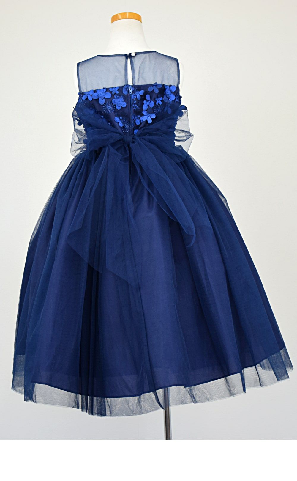 ピアノ発表会や結婚式にぴったりのネイビーカラーの女の子用キッズドレス。シンプルで美しいシルエットが魅力のAngel's Closetの子供ドレス レンタル商品（【レンタル】エレガントフラワーパッチ＆チュール子供ドレス(CCD771)ネイビー）｜画像5