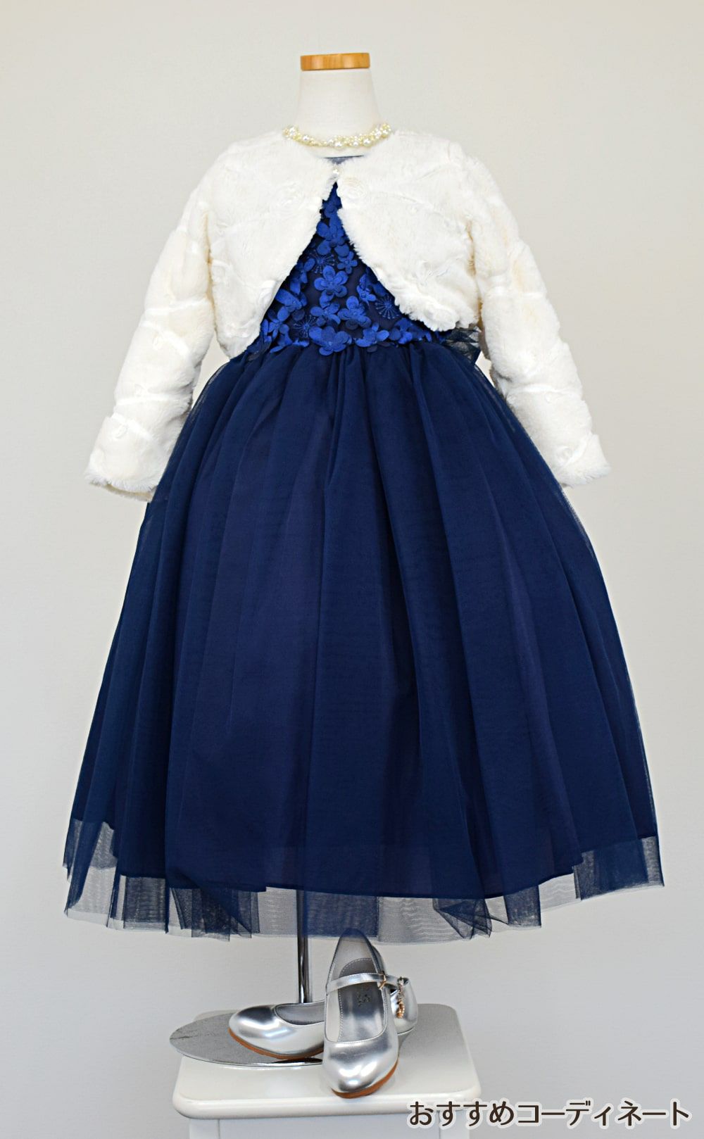 ピアノ発表会や結婚式にぴったりのネイビーカラーの女の子用キッズドレス。シンプルで美しいシルエットが魅力のAngel's Closetの子供ドレス レンタル商品（【レンタル】エレガントフラワーパッチ＆チュール子供ドレス(CCD771)ネイビー）｜画像12
