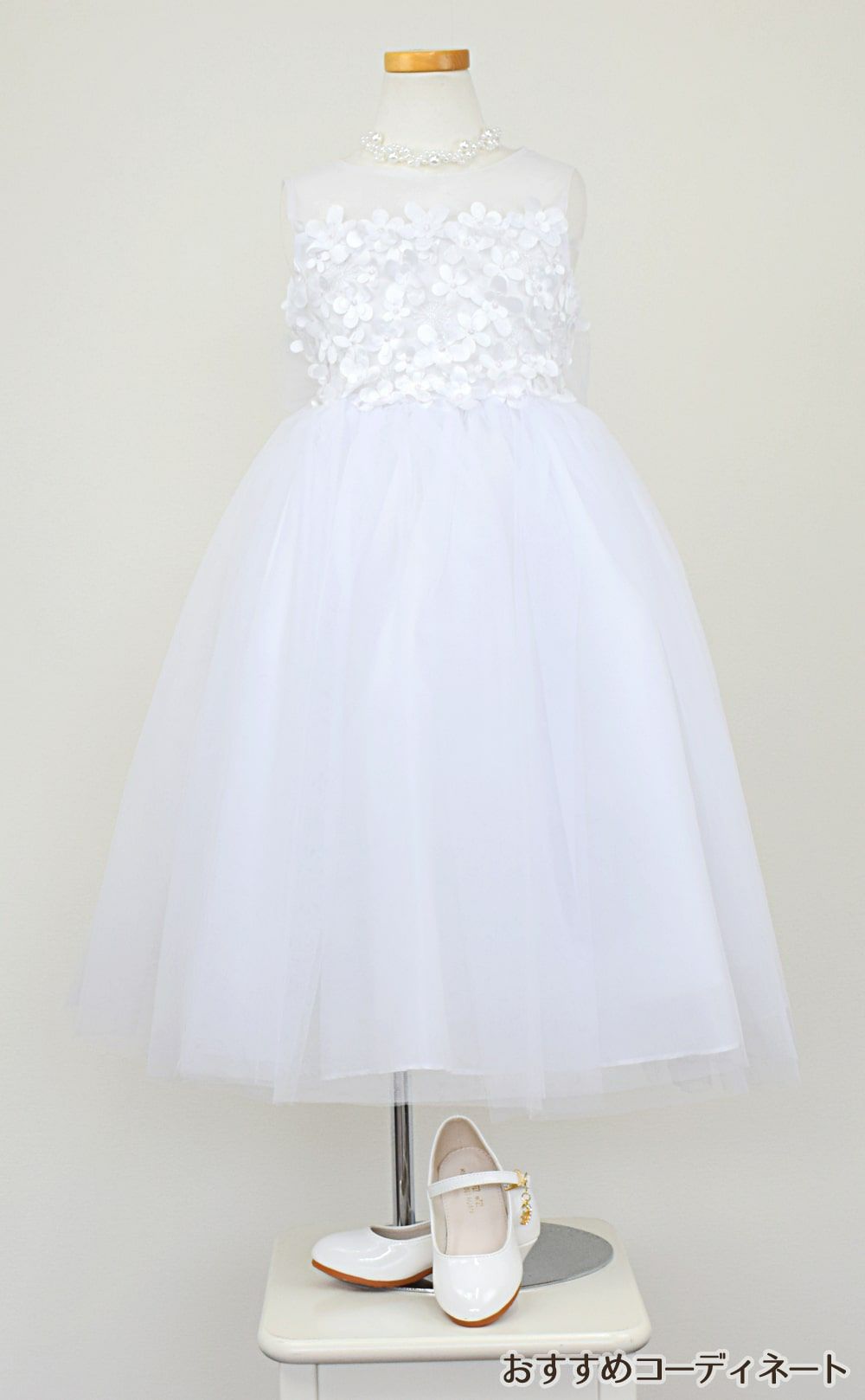 ピアノ発表会や結婚式にぴったりのホワイトカラーの女の子用キッズドレス。シンプルで美しいシルエットが魅力のAngel's Closetの子供ドレス レンタル商品（【レンタル】エレガントフラワーパッチ＆チュール子供ドレス(CCD771)ホワイト）｜画像9