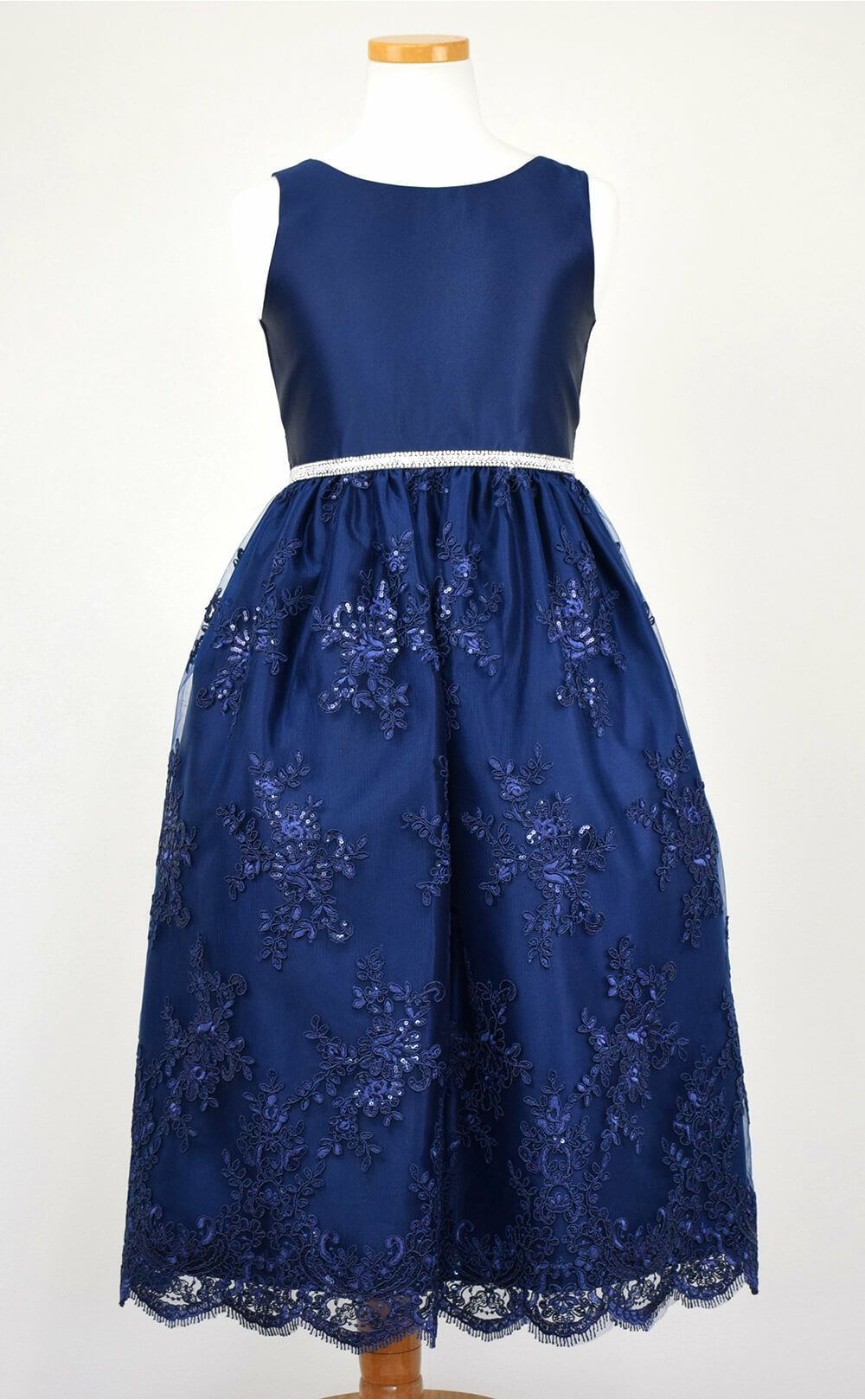 ピアノ発表会や結婚式にぴったりのネイビーカラーの女の子用キッズドレス。シンプルで美しいシルエットが魅力のAngel's Closetの子供ドレス レンタル商品（【レンタル】サテン＆スパンコール刺繍スカラップレースロング子供ドレス(SK817)ネイビー）｜画像3