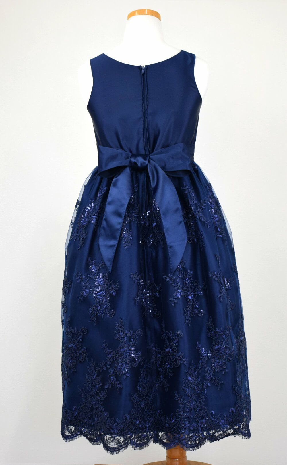 ピアノ発表会や結婚式にぴったりのネイビーカラーの女の子用キッズドレス。シンプルで美しいシルエットが魅力のAngel's Closetの子供ドレス レンタル商品（【レンタル】サテン＆スパンコール刺繍スカラップレースロング子供ドレス(SK817)ネイビー）｜画像5