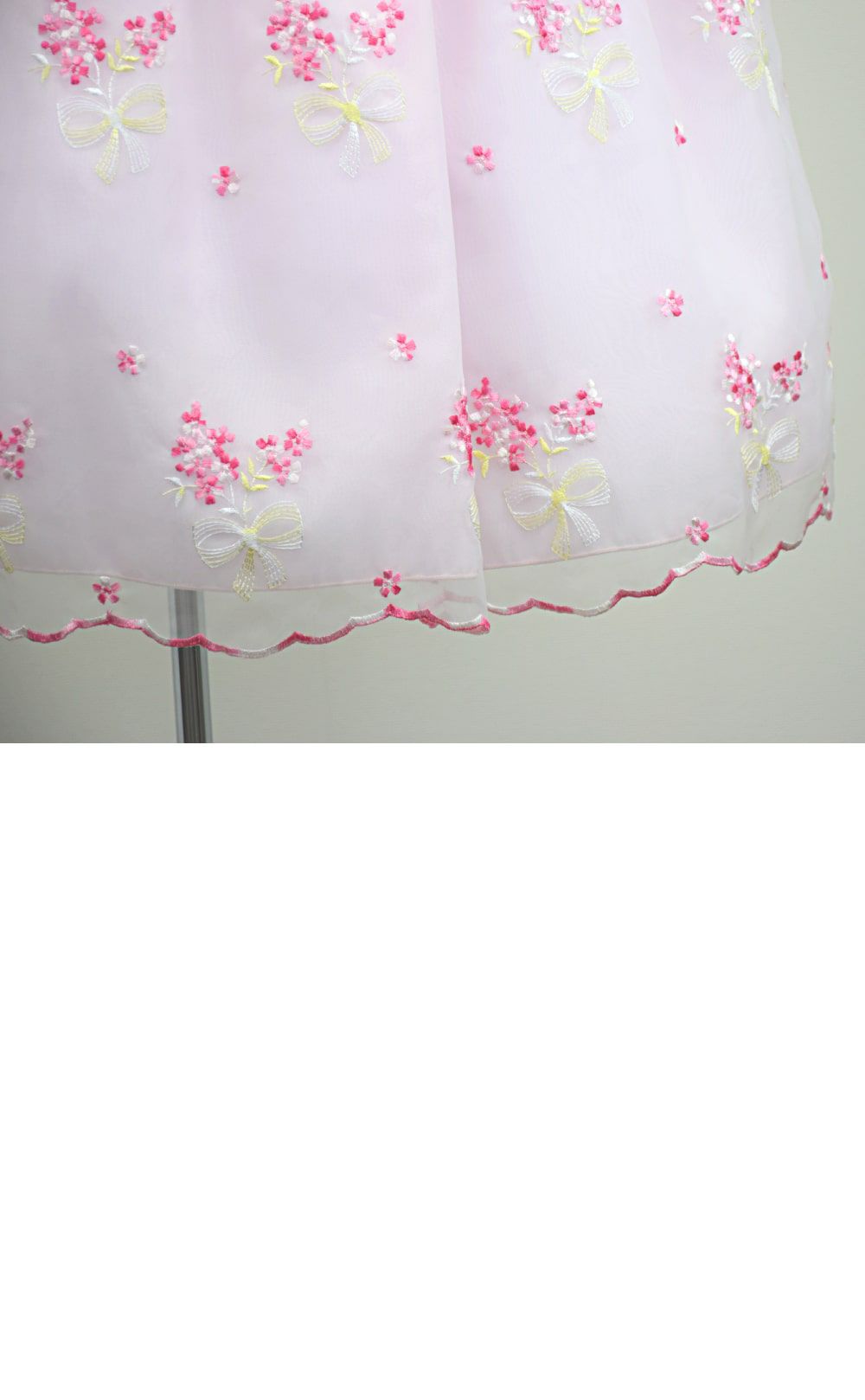 ピアノ発表会や結婚式にぴったりのピンクカラーの女の子用キッズドレス。シンプルで美しいシルエットが魅力のAngel's Closetの子供ドレス レンタル商品（【レンタル】サテン＆ブーケ柄刺繍オーガンジー子供ドレス(KD220)ピンク）｜画像6