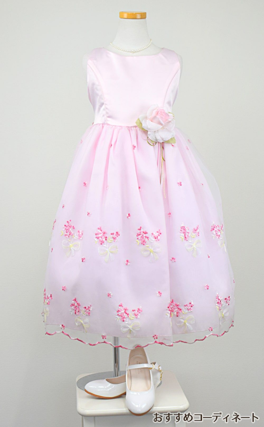 ピアノ発表会や結婚式にぴったりのピンクカラーの女の子用キッズドレス。シンプルで美しいシルエットが魅力のAngel's Closetの子供ドレス レンタル商品（【レンタル】サテン＆ブーケ柄刺繍オーガンジー子供ドレス(KD220)ピンク）｜画像9