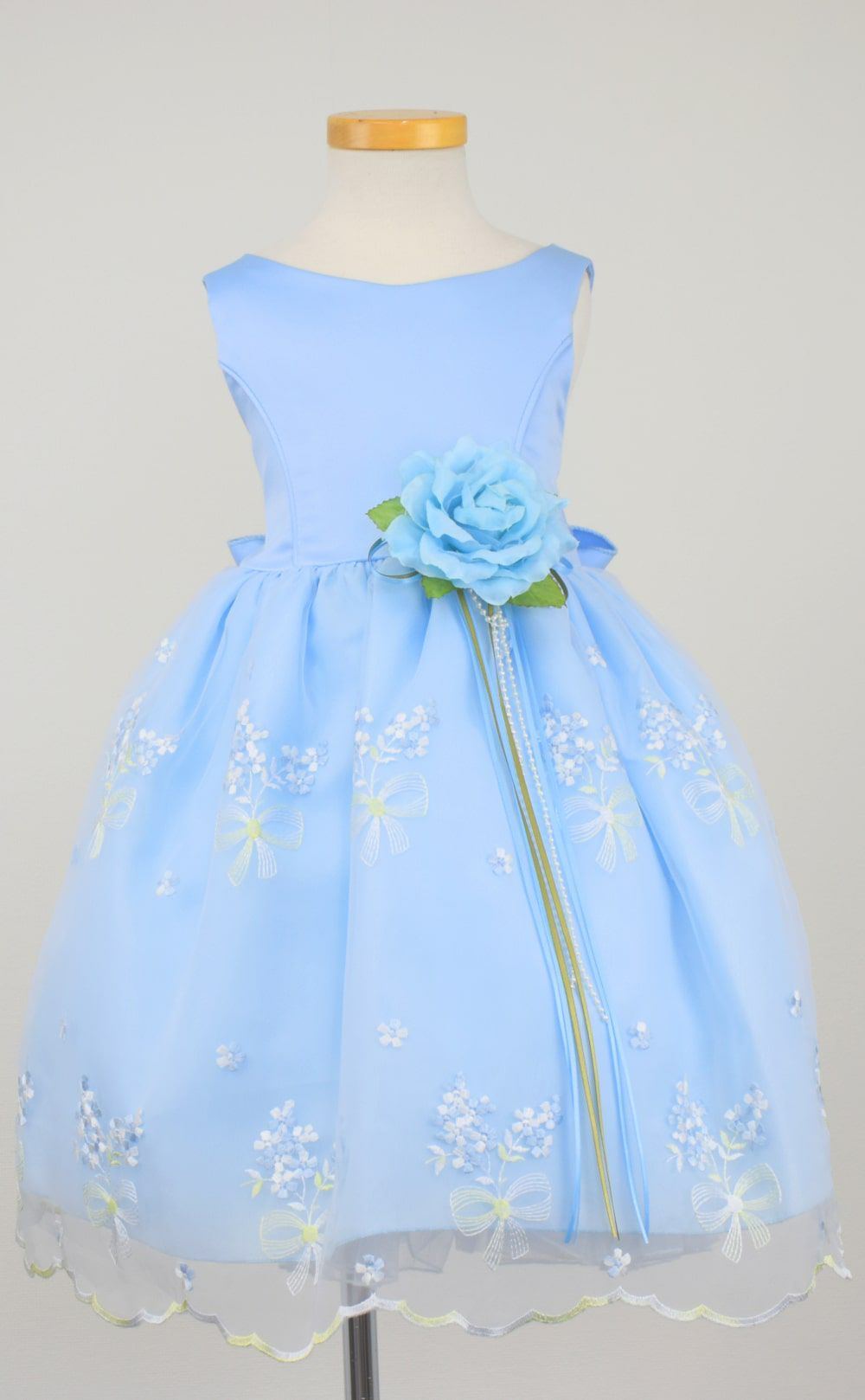 ピアノ発表会や結婚式にぴったりのブルーカラーの女の子用キッズドレス。シンプルで美しいシルエットが魅力のAngel's Closetの子供ドレス レンタル商品（【レンタル】サテン＆ブーケ柄刺繍オーガンジー子供ドレス(KD220)ブルー）｜画像3