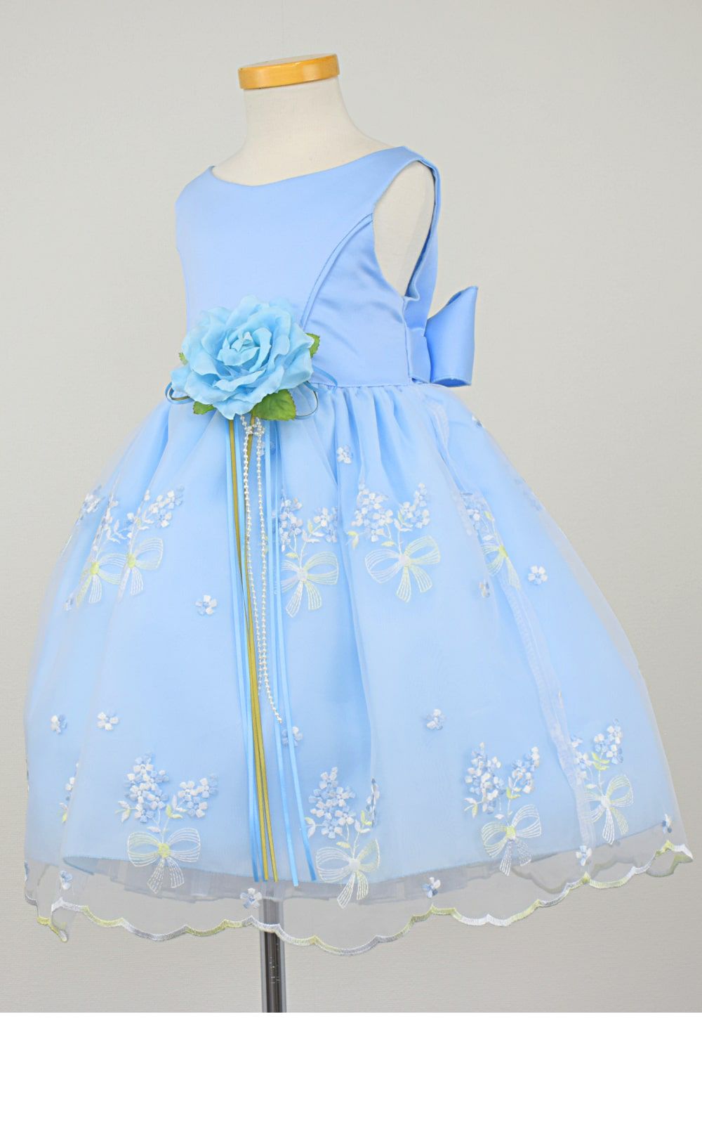 ピアノ発表会や結婚式にぴったりのブルーカラーの女の子用キッズドレス。シンプルで美しいシルエットが魅力のAngel's Closetの子供ドレス レンタル商品（【レンタル】サテン＆ブーケ柄刺繍オーガンジー子供ドレス(KD220)ブルー）｜画像4