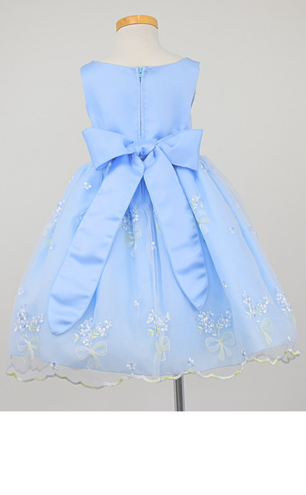 ピアノ発表会や結婚式にぴったりのブルーカラーの女の子用キッズドレス。シンプルで美しいシルエットが魅力のAngel's Closetの子供ドレス レンタル商品（【レンタル】サテン＆ブーケ柄刺繍オーガンジー子供ドレス(KD220)ブルー）｜画像5