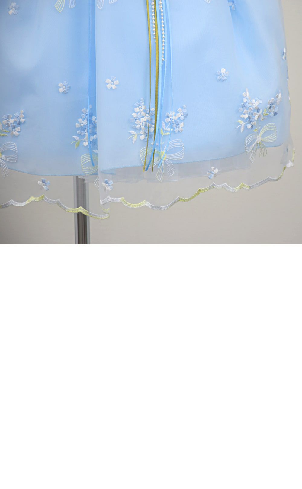 ピアノ発表会や結婚式にぴったりのブルーカラーの女の子用キッズドレス。シンプルで美しいシルエットが魅力のAngel's Closetの子供ドレス レンタル商品（【レンタル】サテン＆ブーケ柄刺繍オーガンジー子供ドレス(KD220)ブルー）｜画像6