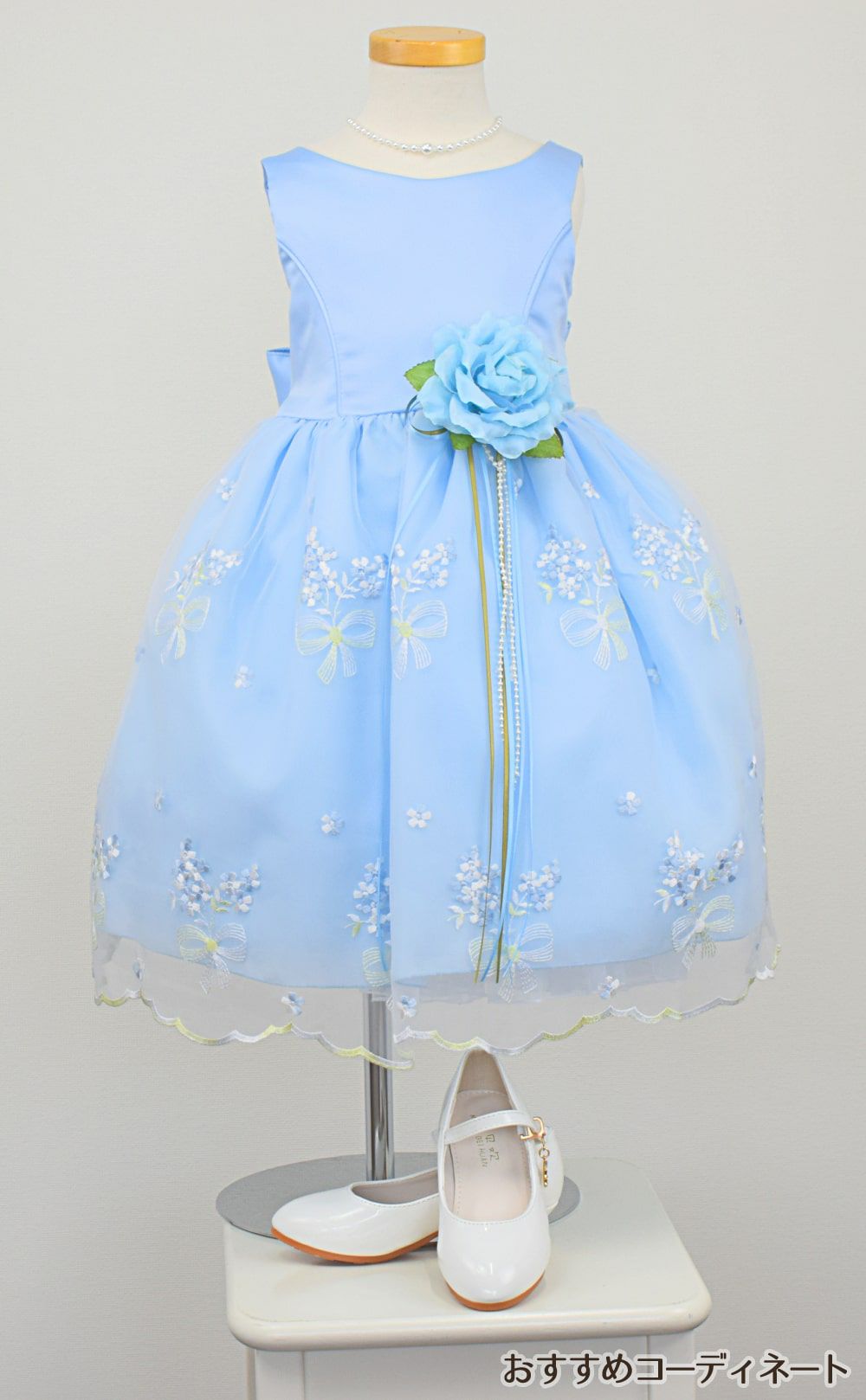 ピアノ発表会や結婚式にぴったりのブルーカラーの女の子用キッズドレス。シンプルで美しいシルエットが魅力のAngel's Closetの子供ドレス レンタル商品（【レンタル】サテン＆ブーケ柄刺繍オーガンジー子供ドレス(KD220)ブルー）｜画像9