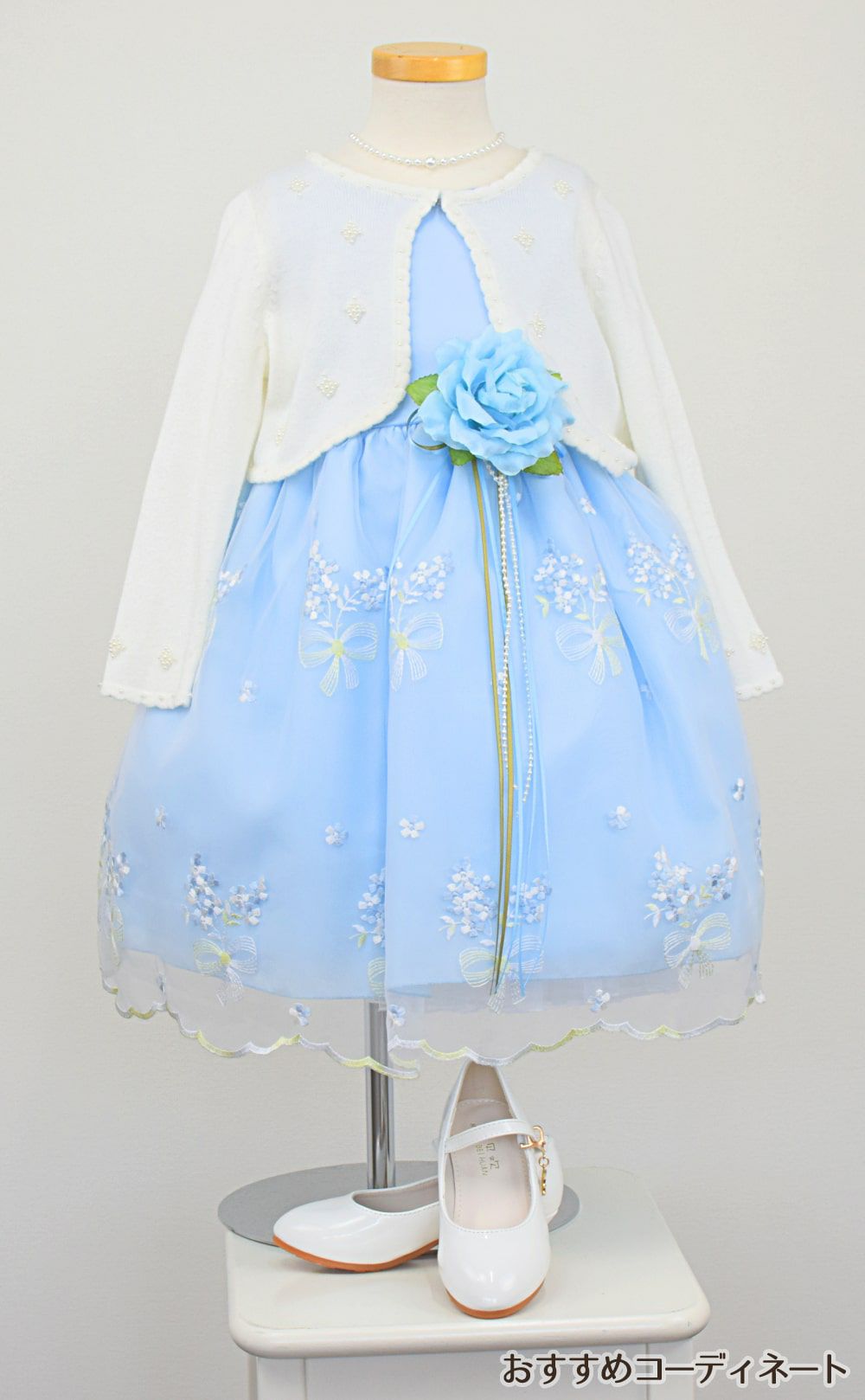 ピアノ発表会や結婚式にぴったりのブルーカラーの女の子用キッズドレス。シンプルで美しいシルエットが魅力のAngel's Closetの子供ドレス レンタル商品（【レンタル】サテン＆ブーケ柄刺繍オーガンジー子供ドレス(KD220)ブルー）｜画像11