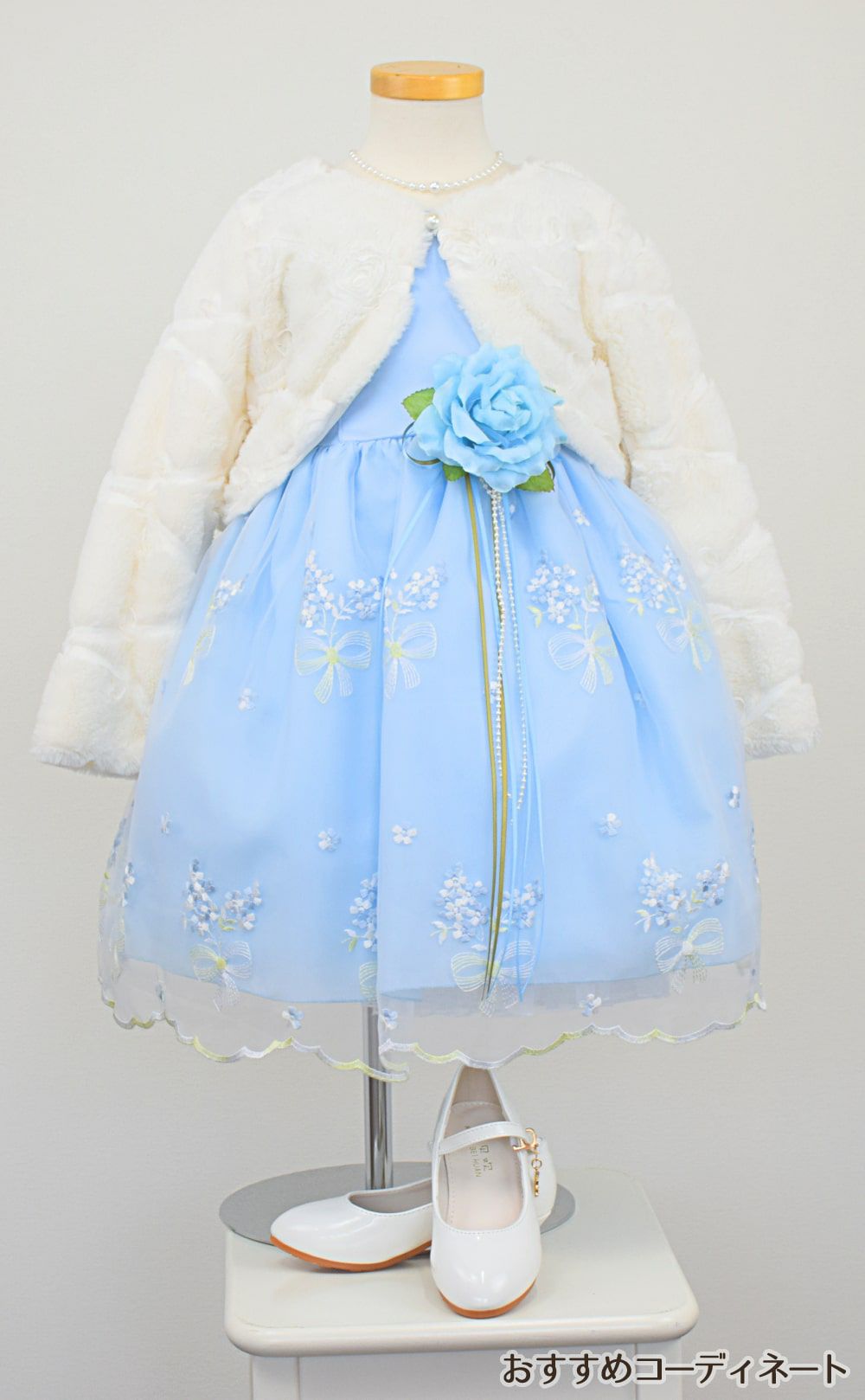 ピアノ発表会や結婚式にぴったりのブルーカラーの女の子用キッズドレス。シンプルで美しいシルエットが魅力のAngel's Closetの子供ドレス レンタル商品（【レンタル】サテン＆ブーケ柄刺繍オーガンジー子供ドレス(KD220)ブルー）｜画像12