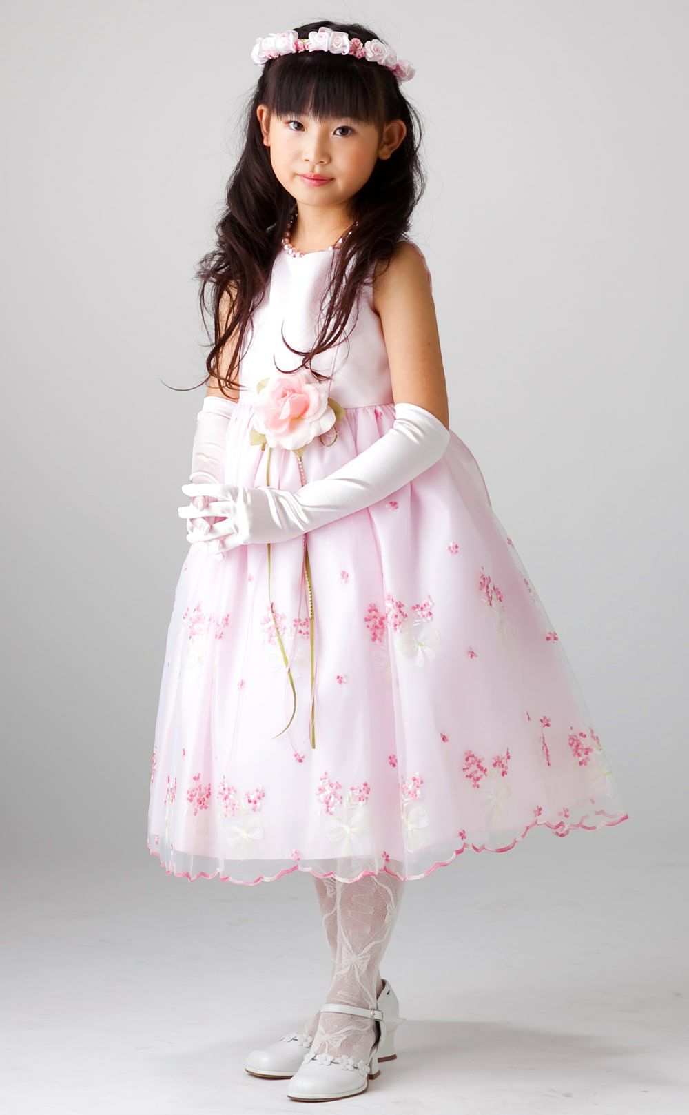 ピアノ発表会や結婚式にぴったりのブルーカラーの女の子用キッズドレス。シンプルで美しいシルエットが魅力のAngel's Closetの子供ドレス レンタル商品（【レンタル】サテン＆ブーケ柄刺繍オーガンジー子供ドレス(KD220)ブルー）｜画像13