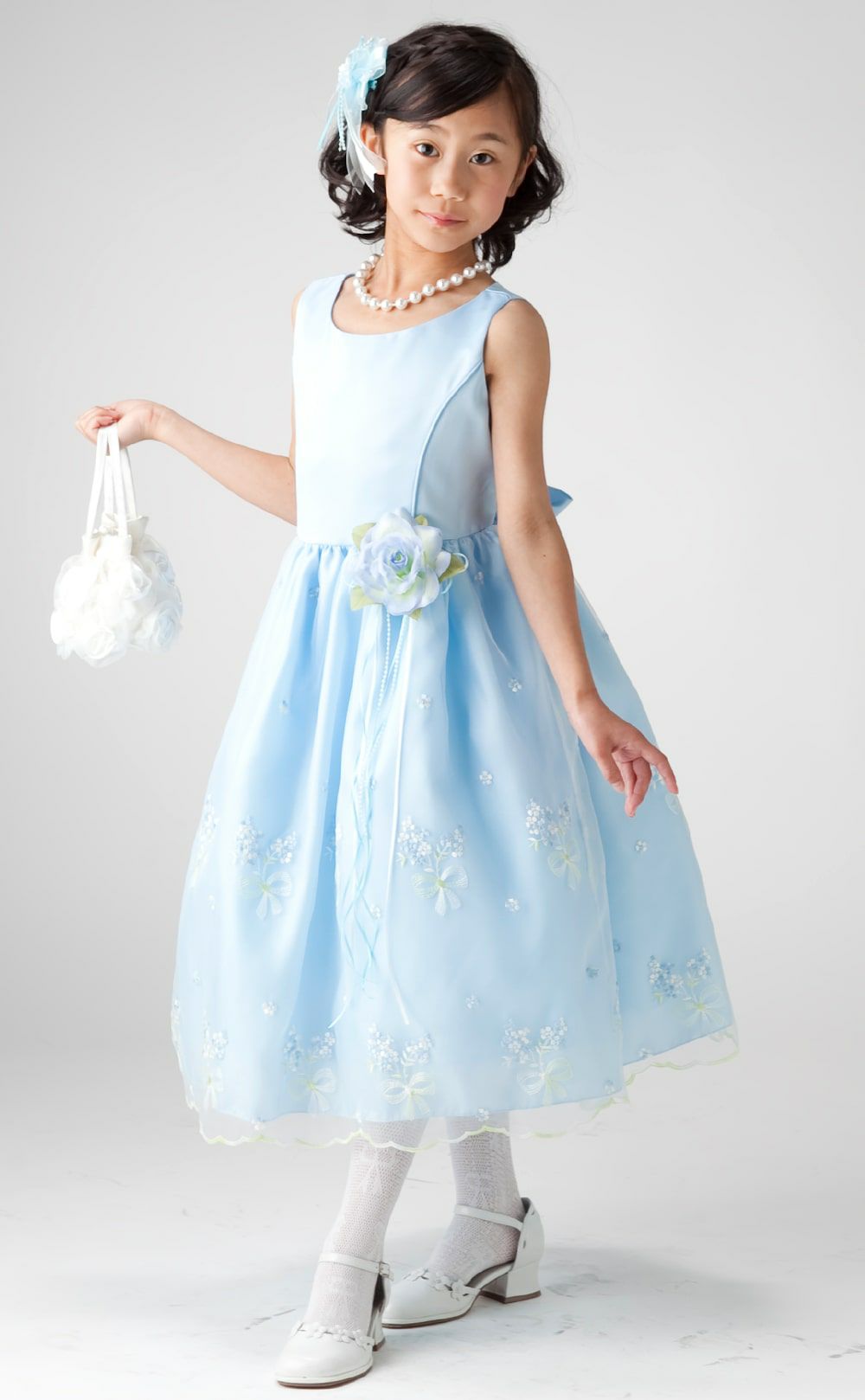 ピアノ発表会や結婚式にぴったりのブルーカラーの女の子用キッズドレス。シンプルで美しいシルエットが魅力のAngel's Closetの子供ドレス レンタル商品（【レンタル】サテン＆ブーケ柄刺繍オーガンジー子供ドレス(KD220)ブルー）｜画像15