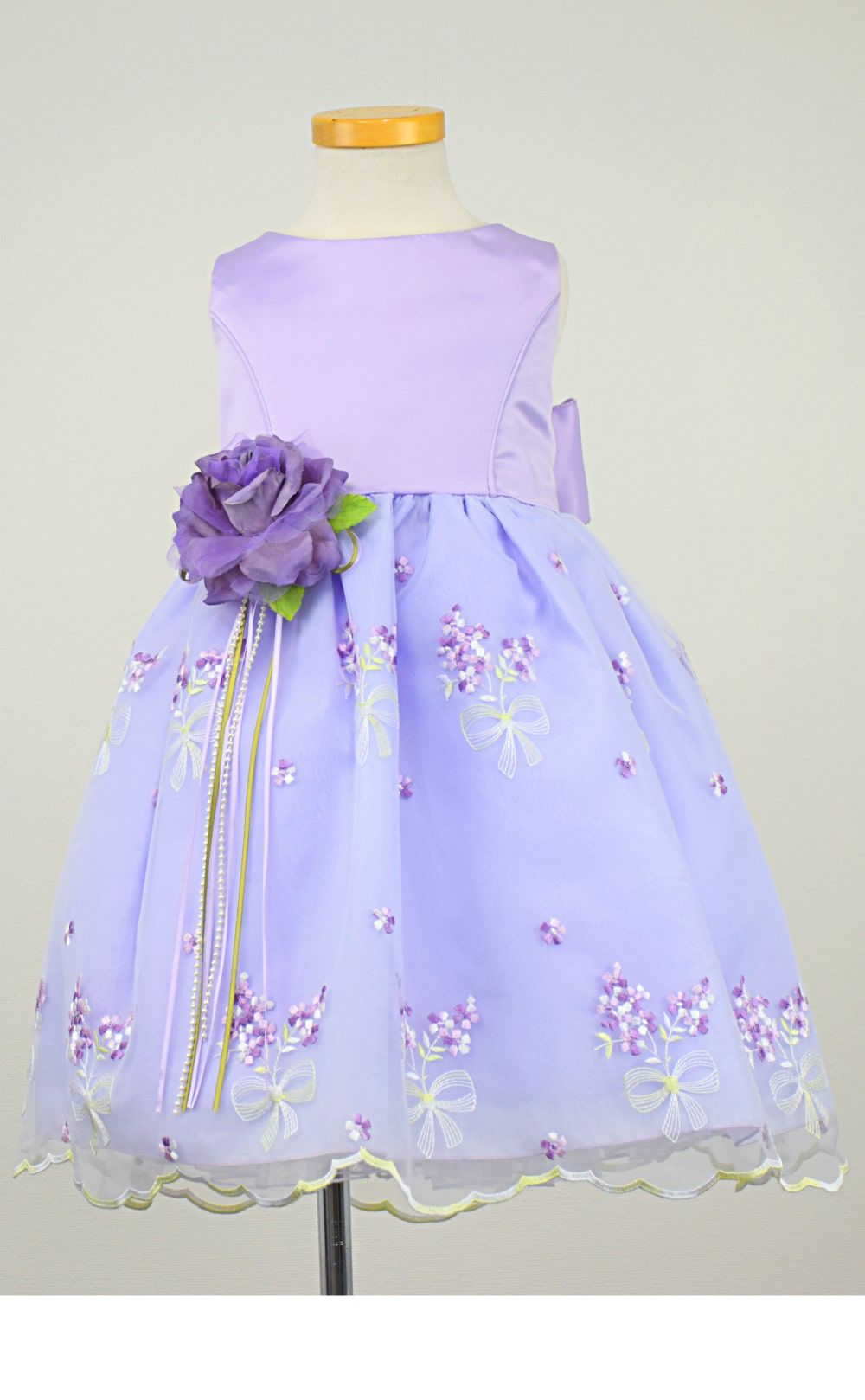 ピアノ発表会や結婚式にぴったりのライラックカラーの女の子用キッズドレス。シンプルで美しいシルエットが魅力のAngel's Closetの子供ドレス レンタル商品（【レンタル】サテン＆ブーケ柄刺繍オーガンジー子供ドレス(KD220)ライラック）｜画像3