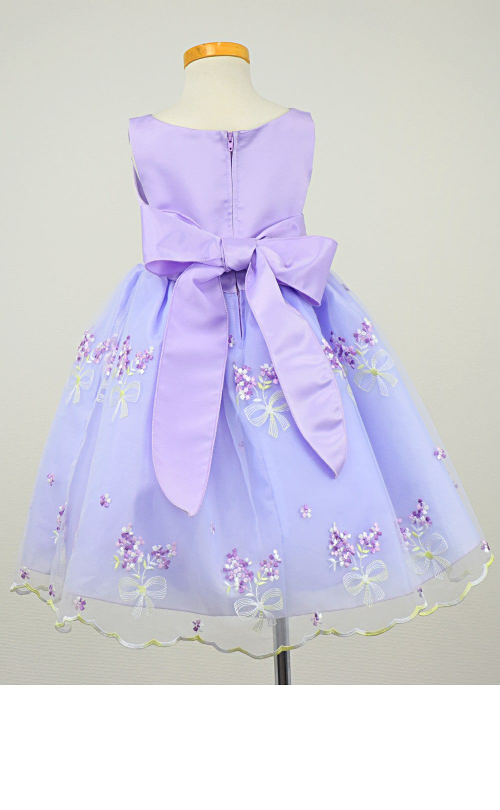 ピアノ発表会や結婚式にぴったりのライラックカラーの女の子用キッズドレス。シンプルで美しいシルエットが魅力のAngel's Closetの子供ドレス レンタル商品（【レンタル】サテン＆ブーケ柄刺繍オーガンジー子供ドレス(KD220)ライラック）｜画像5