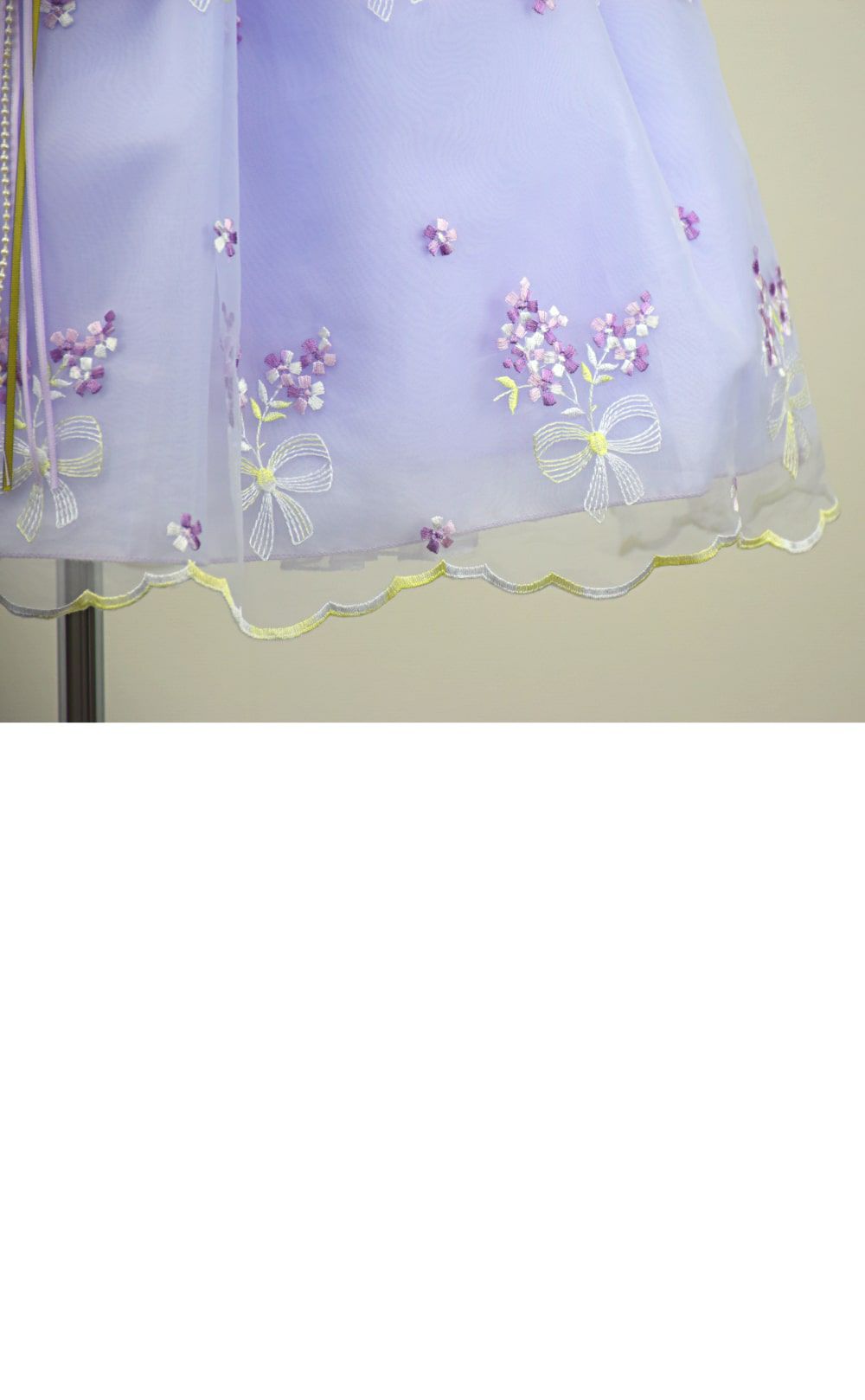 ピアノ発表会や結婚式にぴったりのライラックカラーの女の子用キッズドレス。シンプルで美しいシルエットが魅力のAngel's Closetの子供ドレス レンタル商品（【レンタル】サテン＆ブーケ柄刺繍オーガンジー子供ドレス(KD220)ライラック）｜画像6
