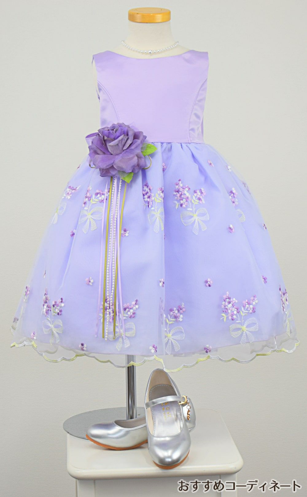 ピアノ発表会や結婚式にぴったりのライラックカラーの女の子用キッズドレス。シンプルで美しいシルエットが魅力のAngel's Closetの子供ドレス レンタル商品（【レンタル】サテン＆ブーケ柄刺繍オーガンジー子供ドレス(KD220)ライラック）｜画像9