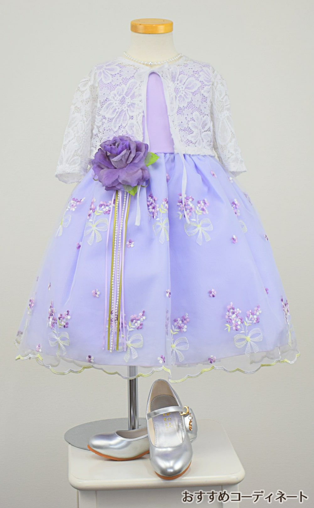 ピアノ発表会や結婚式にぴったりのライラックカラーの女の子用キッズドレス。シンプルで美しいシルエットが魅力のAngel's Closetの子供ドレス レンタル商品（【レンタル】サテン＆ブーケ柄刺繍オーガンジー子供ドレス(KD220)ライラック）｜画像10