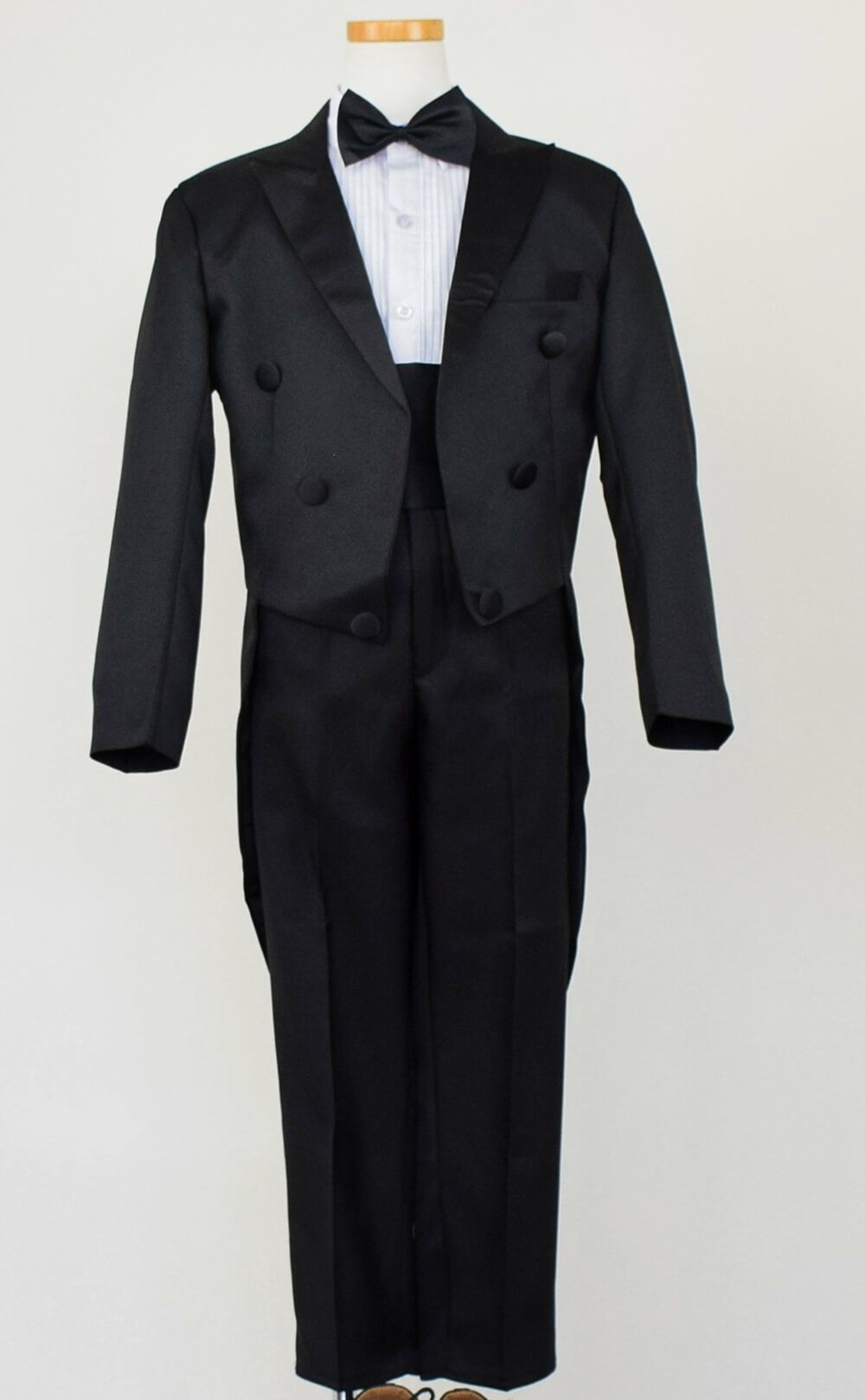 発表会やコンクールにぴったりのブラックカラーの男の子用フォーマルスーツ。シンプルで美しいシルエットが魅力のAngel's Closetの子供フォーマル レンタル商品（【レンタル】タキシードスマート燕尾（5点セット）(YP152)ブラック）｜画像2