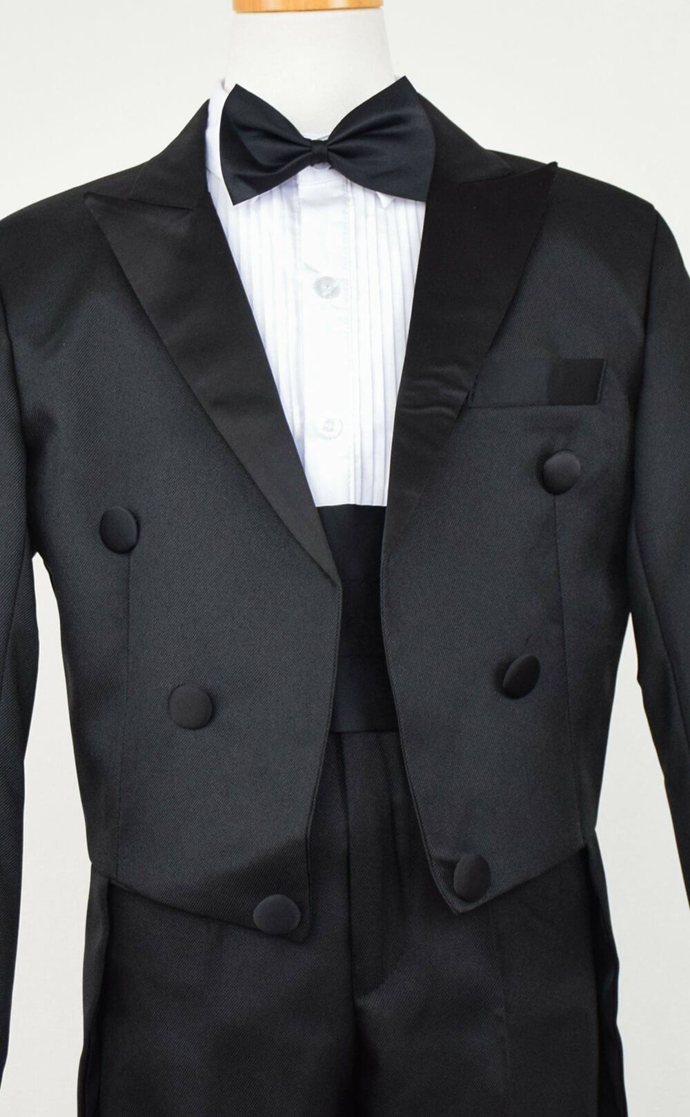 発表会やコンクールにぴったりのブラックカラーの男の子用フォーマルスーツ。シンプルで美しいシルエットが魅力のAngel's Closetの子供フォーマル レンタル商品（【レンタル】タキシードスマート燕尾（5点セット）(YP152)ブラック）｜画像5