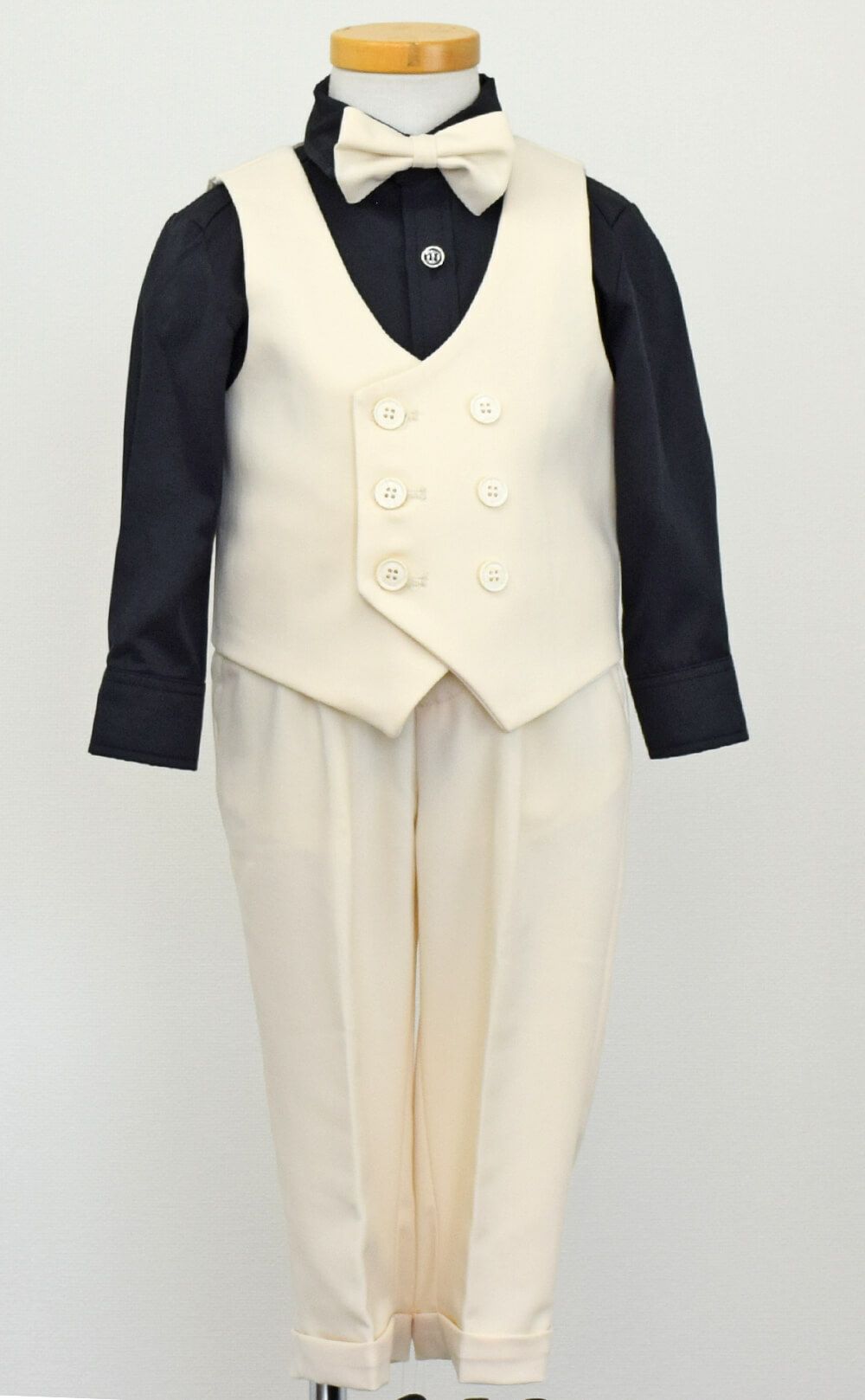 発表会やコンクールにぴったりのブラックカラーの男の子用フォーマルスーツ。シンプルで美しいシルエットが魅力のAngel's Closetの子供フォーマル レンタル商品（【レンタル】ダブルブレストベストスーツ（蝶ネクタイ）4点セット(YP153)アイボリー/ブラック）｜画像2