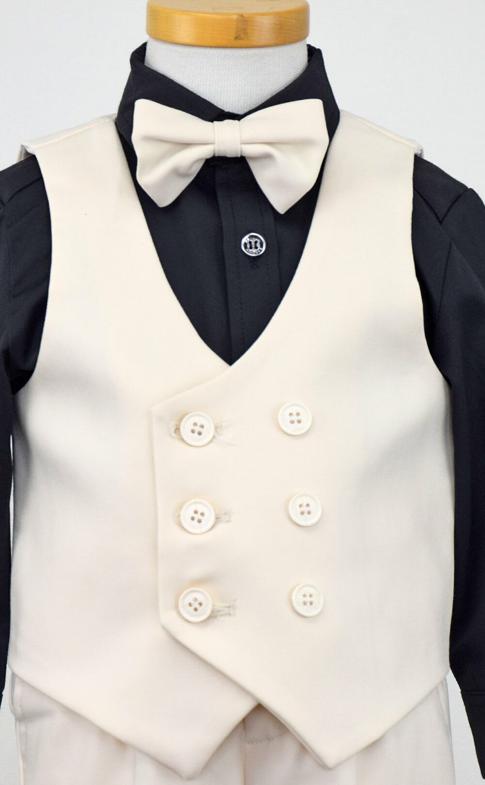 発表会やコンクールにぴったりのブラックカラーの男の子用フォーマルスーツ。シンプルで美しいシルエットが魅力のAngel's Closetの子供フォーマル レンタル商品（【レンタル】ダブルブレストベストスーツ（蝶ネクタイ）4点セット(YP153)アイボリー/ブラック）｜画像5