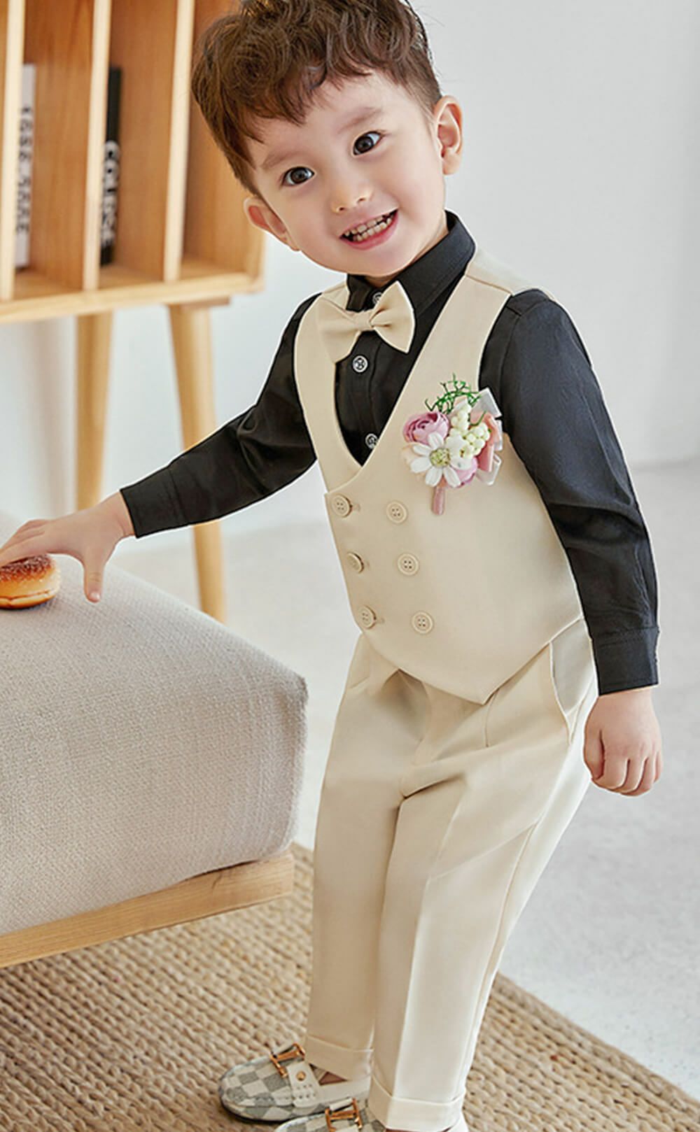 発表会やコンクールにぴったりのブラックカラーの男の子用フォーマルスーツ。シンプルで美しいシルエットが魅力のAngel's Closetの子供フォーマル レンタル商品（【レンタル】ダブルブレストベストスーツ（蝶ネクタイ）4点セット(YP153)アイボリー/ブラック）｜画像7