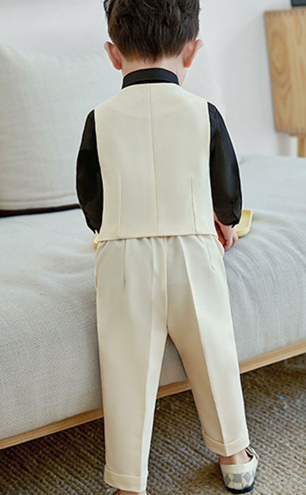 発表会やコンクールにぴったりのブラックカラーの男の子用フォーマルスーツ。シンプルで美しいシルエットが魅力のAngel's Closetの子供フォーマル レンタル商品（【レンタル】ダブルブレストベストスーツ（蝶ネクタイ）4点セット(YP153)アイボリー/ブラック）｜画像9