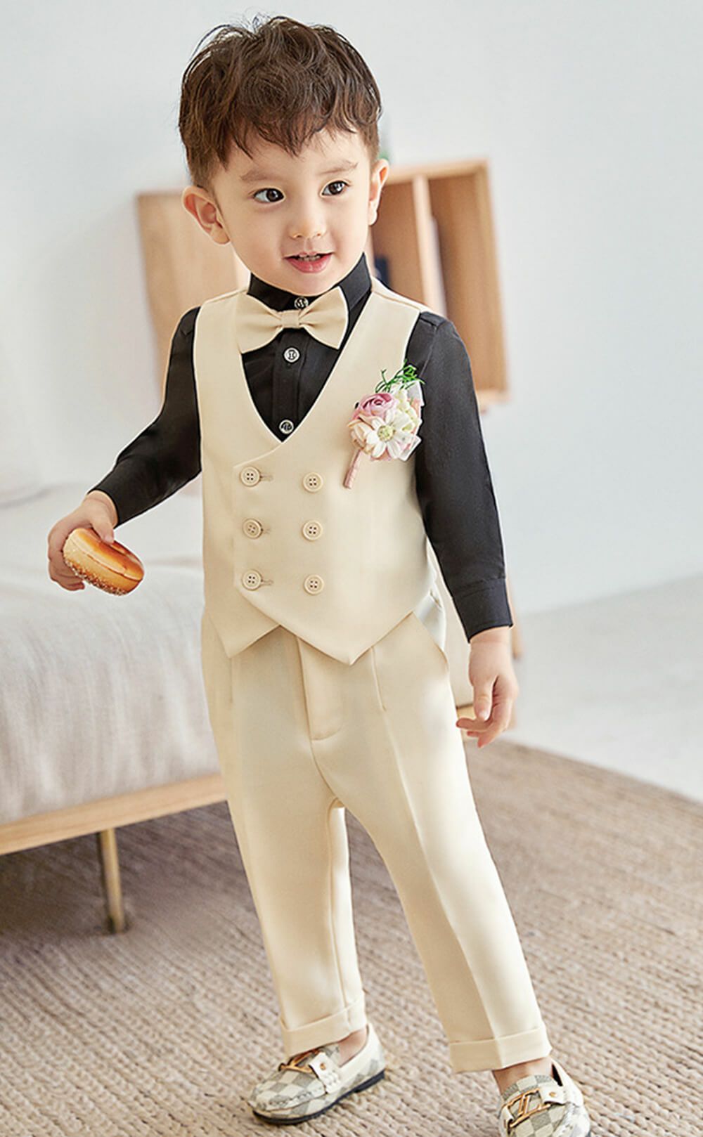 発表会やコンクールにぴったりのブラックカラーの男の子用フォーマルスーツ。シンプルで美しいシルエットが魅力のAngel's Closetの子供フォーマル レンタル商品（【レンタル】ダブルブレストベストスーツ（蝶ネクタイ）4点セット(YP153)アイボリー/ブラック）｜画像10