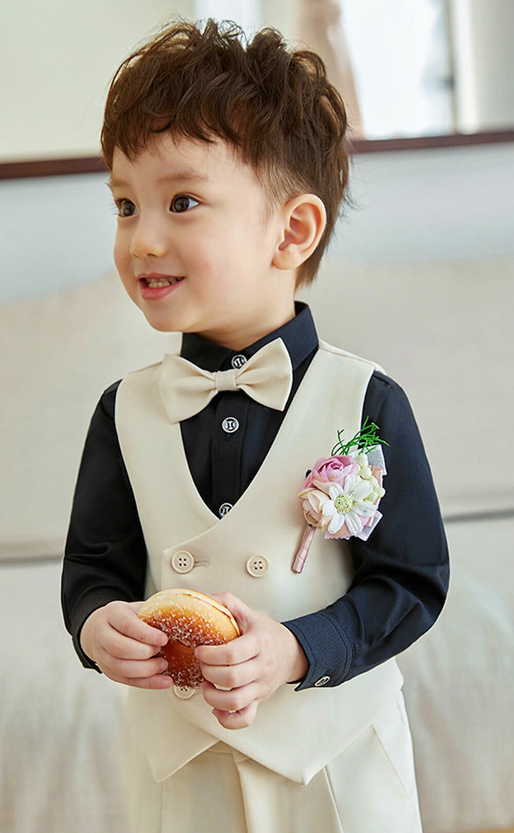 発表会やコンクールにぴったりのブラックカラーの男の子用フォーマルスーツ。シンプルで美しいシルエットが魅力のAngel's Closetの子供フォーマル レンタル商品（【レンタル】ダブルブレストベストスーツ（蝶ネクタイ）4点セット(YP153)アイボリー/ブラック）｜画像11