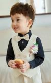発表会やコンクールにぴったりのブラックカラーの男の子用フォーマルスーツ。シンプルで美しいシルエットが魅力のAngel's Closetの子供フォーマル レンタル商品（【レンタル】ダブルブレストベストスーツ（蝶ネクタイ）4点セット(YP153)アイボリー/ブラック）｜画像11