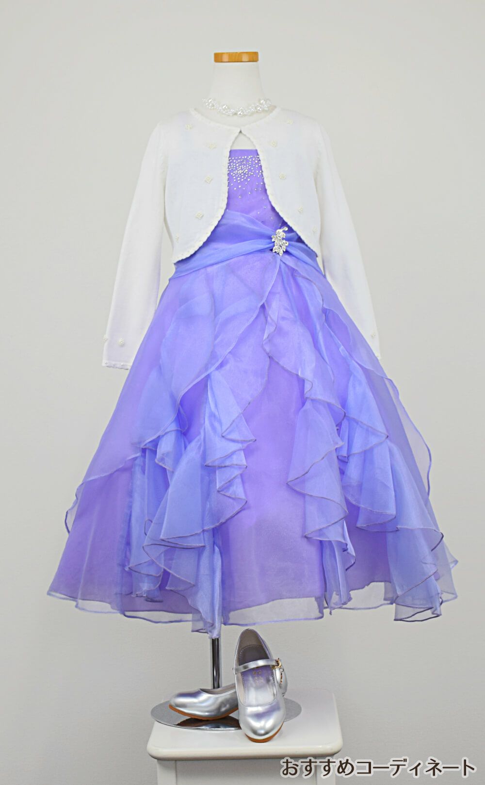 ピアノ発表会や結婚式にぴったりのライラックカラーの女の子用キッズドレス。シンプルで美しいシルエットが魅力のAngel's Closetの子供ドレス レンタル商品（【レンタル】ラインストーン＆オーガンジーレイヤードフリル子供ドレス(HC734)ライラック）｜画像11