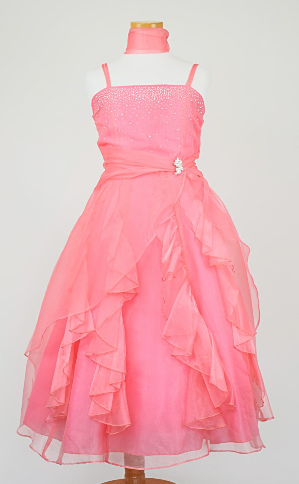 ピアノ発表会や結婚式にぴったりのカラーの女の子用キッズドレス。シンプルで美しいシルエットが魅力のAngel's Closetの子供ドレス レンタル商品（【レンタル】ラインストーン＆オーガンジーレイヤードフリル子供ドレス(HC734)コーラル）｜画像3
