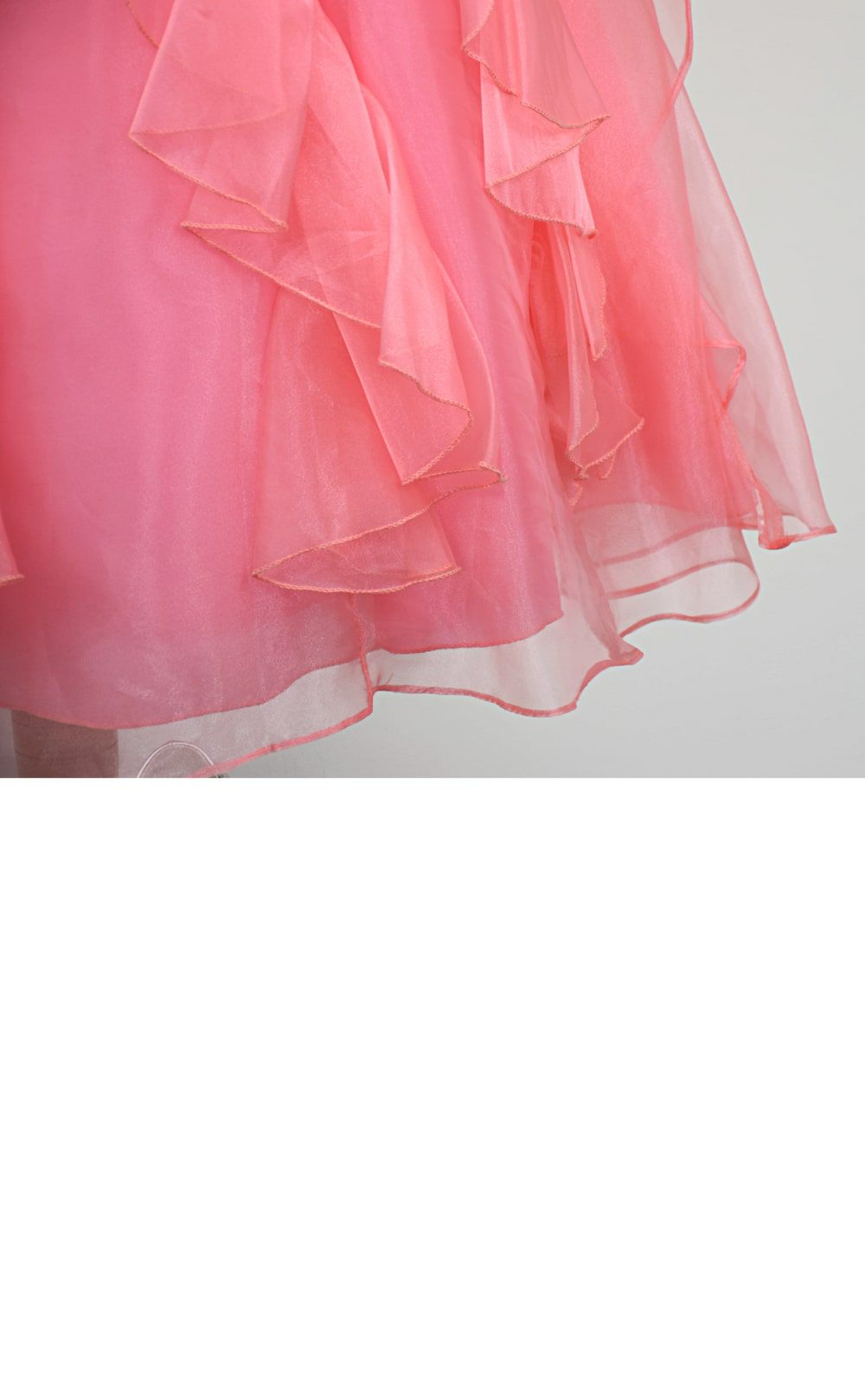 ピアノ発表会や結婚式にぴったりのカラーの女の子用キッズドレス。シンプルで美しいシルエットが魅力のAngel's Closetの子供ドレス レンタル商品（【レンタル】ラインストーン＆オーガンジーレイヤードフリル子供ドレス(HC734)コーラル）｜画像6