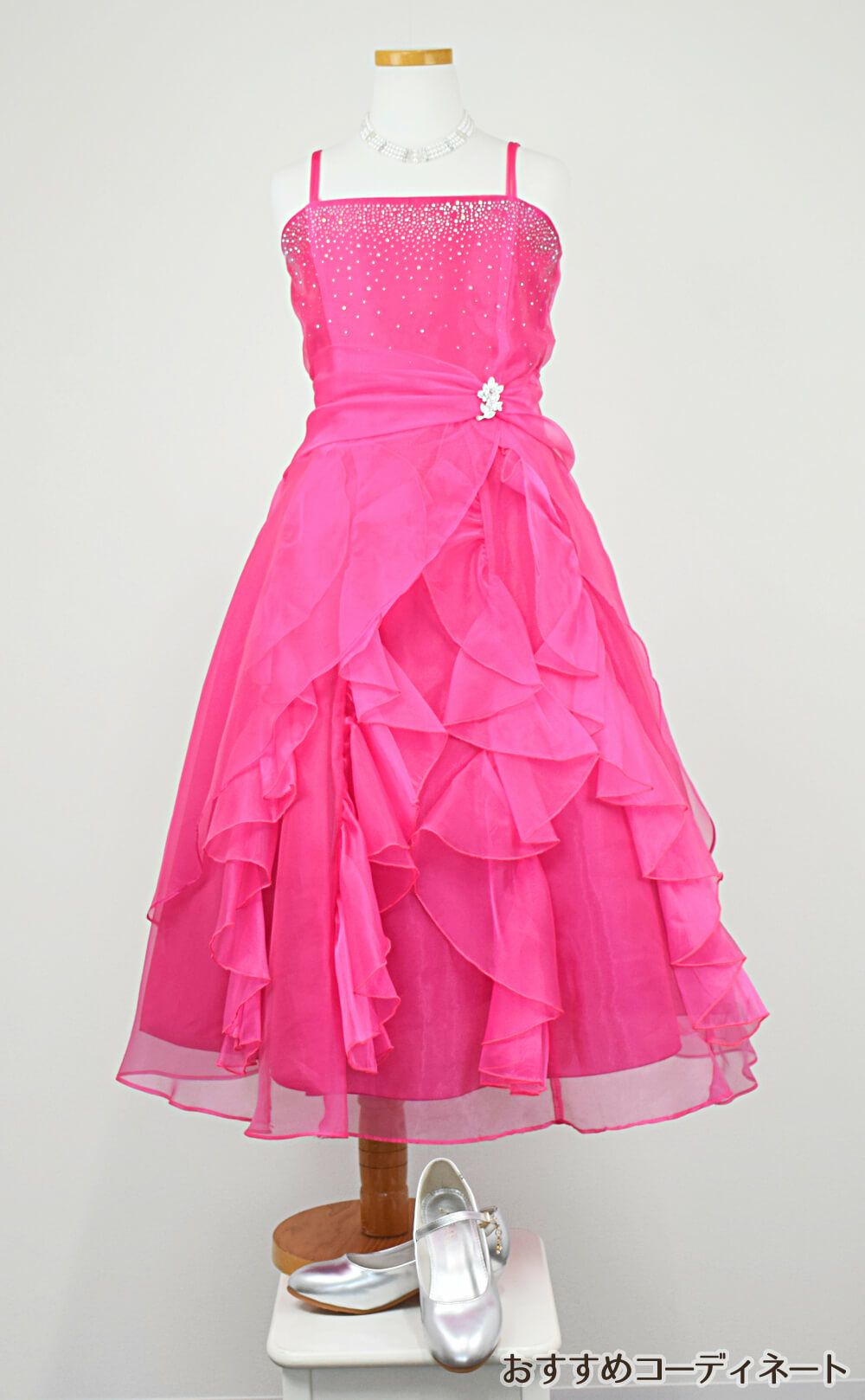 ピアノ発表会や結婚式にぴったりのカラーの女の子用キッズドレス。シンプルで美しいシルエットが魅力のAngel's Closetの子供ドレス レンタル商品（【レンタル】ラインストーン＆オーガンジーレイヤードフリル子供ドレス(HC734)フクシア）｜画像9