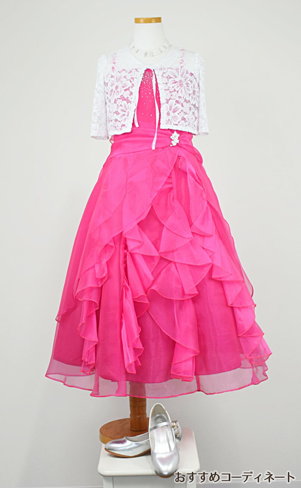 ピアノ発表会や結婚式にぴったりのカラーの女の子用キッズドレス。シンプルで美しいシルエットが魅力のAngel's Closetの子供ドレス レンタル商品（【レンタル】ラインストーン＆オーガンジーレイヤードフリル子供ドレス(HC734)フクシア）｜画像10