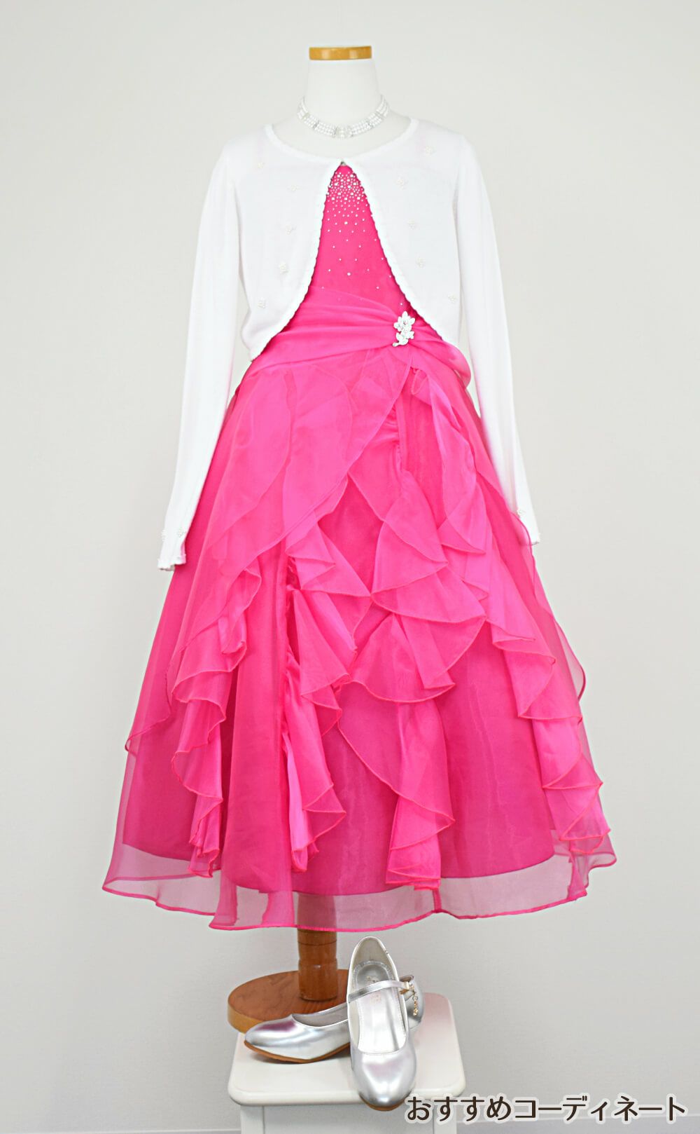 ピアノ発表会や結婚式にぴったりのカラーの女の子用キッズドレス。シンプルで美しいシルエットが魅力のAngel's Closetの子供ドレス レンタル商品（【レンタル】ラインストーン＆オーガンジーレイヤードフリル子供ドレス(HC734)フクシア）｜画像11