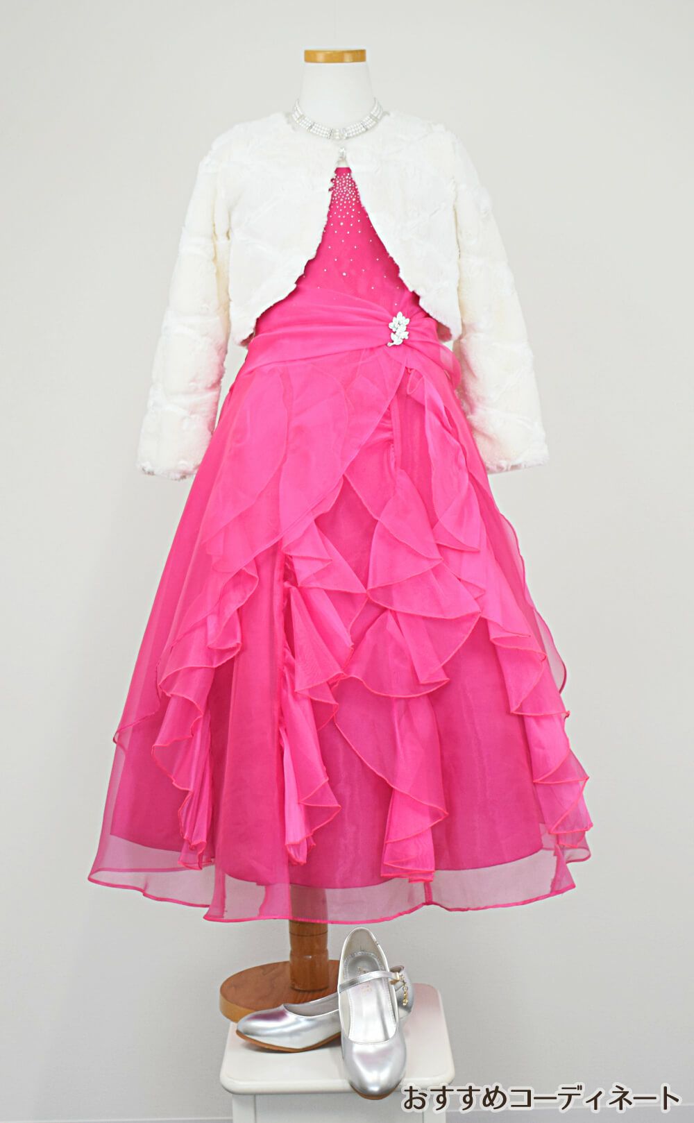 ピアノ発表会や結婚式にぴったりのカラーの女の子用キッズドレス。シンプルで美しいシルエットが魅力のAngel's Closetの子供ドレス レンタル商品（【レンタル】ラインストーン＆オーガンジーレイヤードフリル子供ドレス(HC734)フクシア）｜画像12