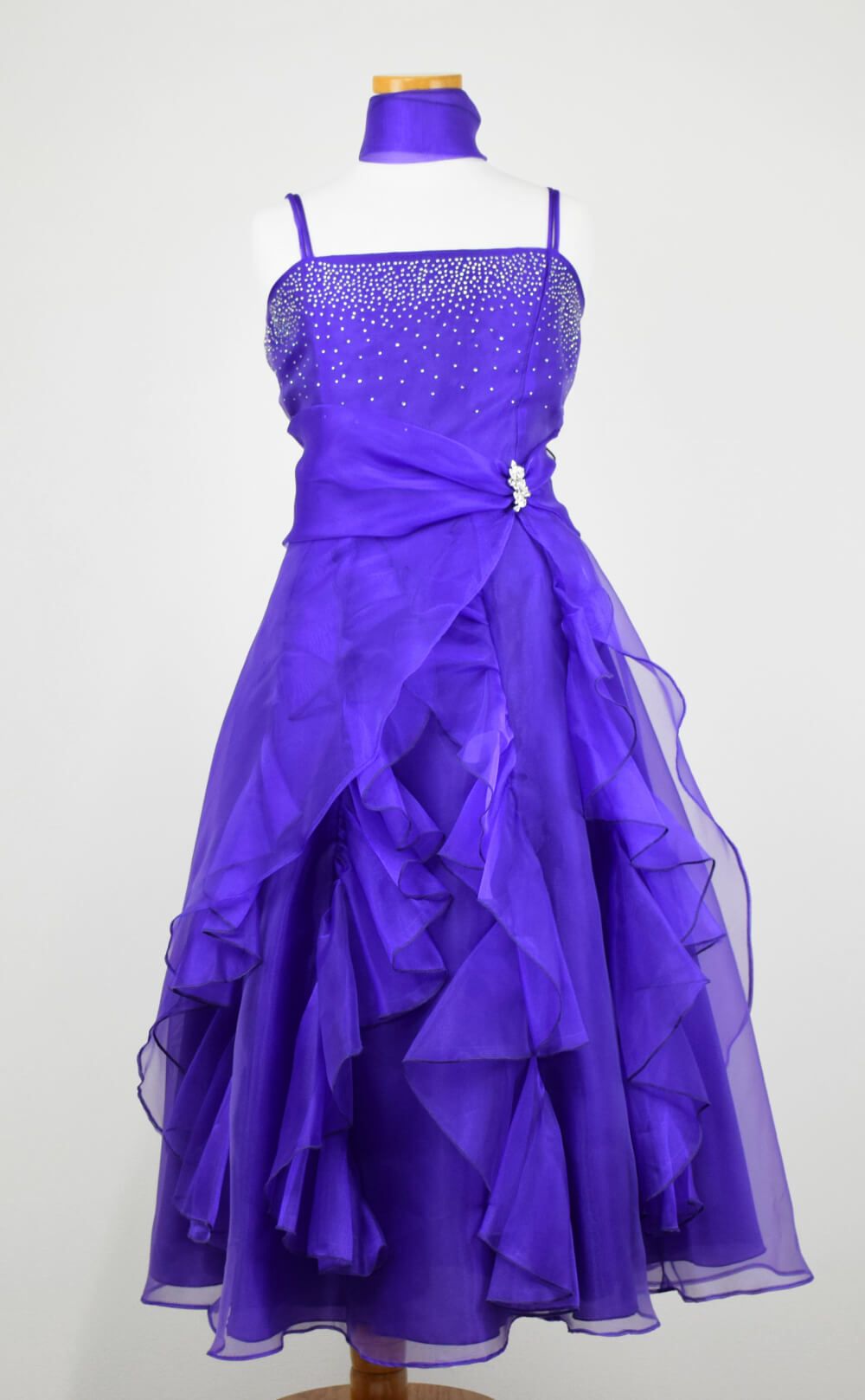 ピアノ発表会や結婚式にぴったりのカラーの女の子用キッズドレス。シンプルで美しいシルエットが魅力のAngel's Closetの子供ドレス レンタル商品（【レンタル】ラインストーン＆オーガンジーレイヤードフリル子供ドレス(HC734)パープル）｜画像3