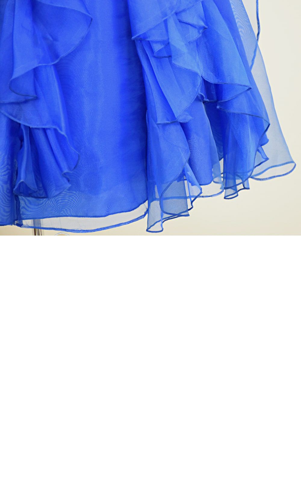 ピアノ発表会や結婚式にぴったりのブルーカラーの女の子用キッズドレス。シンプルで美しいシルエットが魅力のAngel's Closetの子供ドレス レンタル商品（【レンタル】ラインストーン＆オーガンジーレイヤードフリル子供ドレス(HC734)ロイヤルブルー）｜画像6