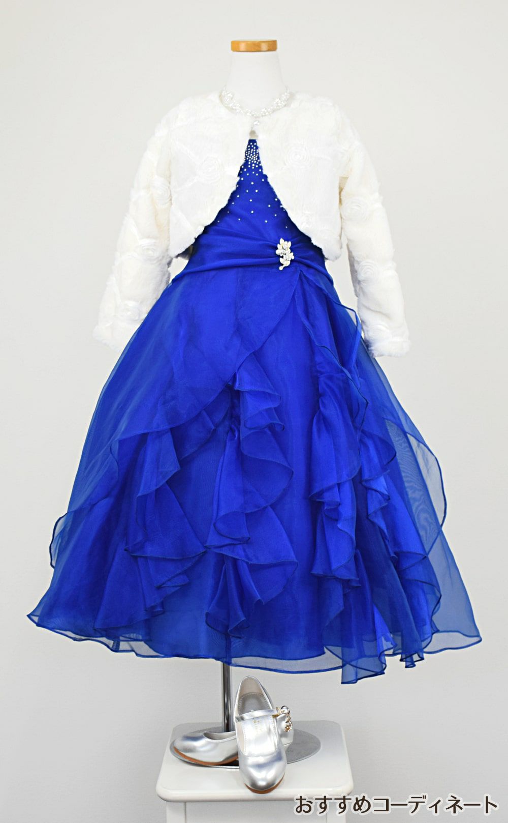 ピアノ発表会や結婚式にぴったりのブルーカラーの女の子用キッズドレス。シンプルで美しいシルエットが魅力のAngel's Closetの子供ドレス レンタル商品（【レンタル】ラインストーン＆オーガンジーレイヤードフリル子供ドレス(HC734)ロイヤルブルー）｜画像12